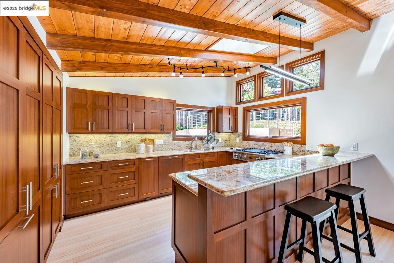 Detail Gallery Image 5 of 60 For 6815 Paso Robles Dr, Oakland,  CA 94611 - 3 Beds | 2 Baths