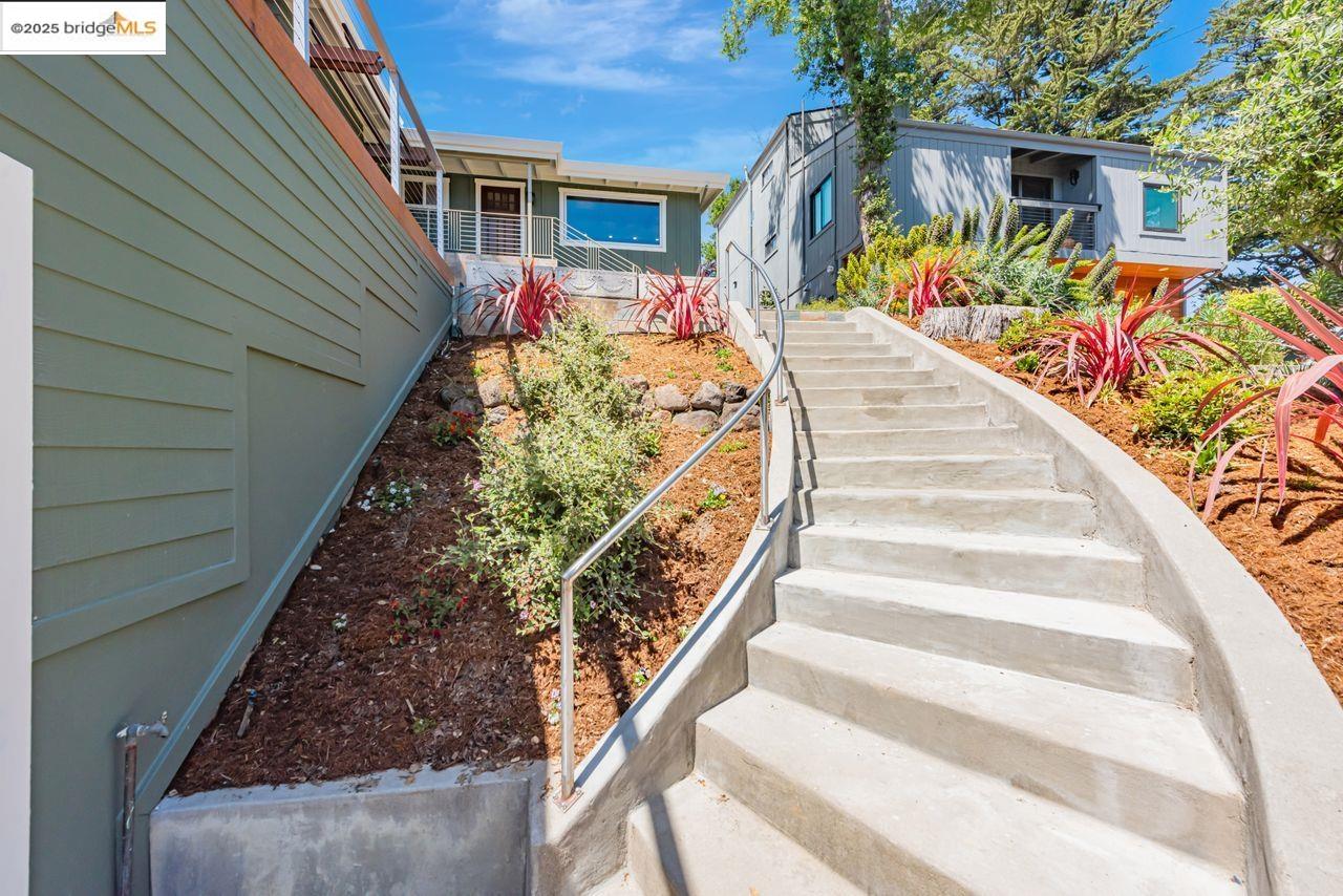 Detail Gallery Image 45 of 60 For 6815 Paso Robles Dr, Oakland,  CA 94611 - 3 Beds | 2 Baths