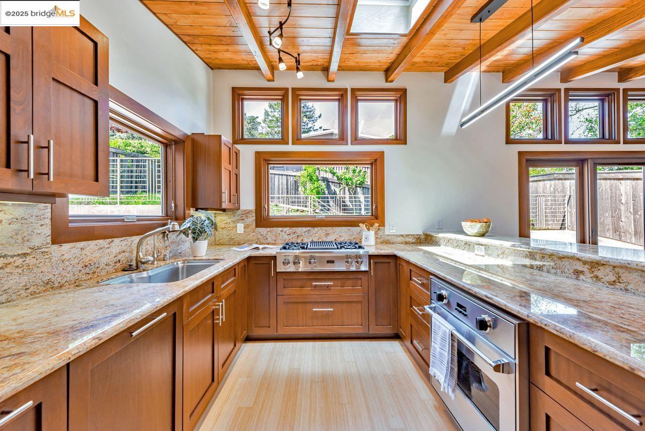Detail Gallery Image 6 of 60 For 6815 Paso Robles Dr, Oakland,  CA 94611 - 3 Beds | 2 Baths