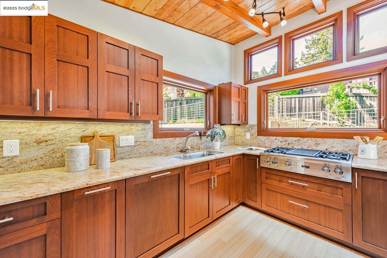 Detail Gallery Image 7 of 60 For 6815 Paso Robles Dr, Oakland,  CA 94611 - 3 Beds | 2 Baths