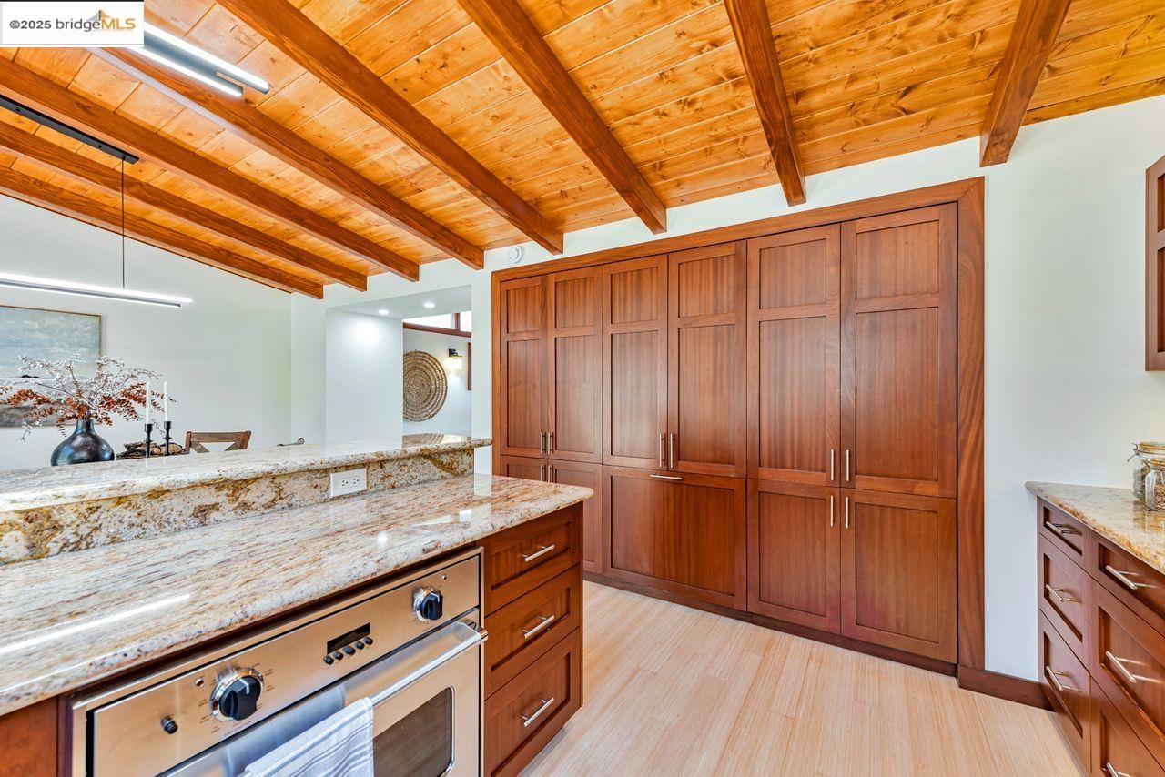Detail Gallery Image 8 of 60 For 6815 Paso Robles Dr, Oakland,  CA 94611 - 3 Beds | 2 Baths