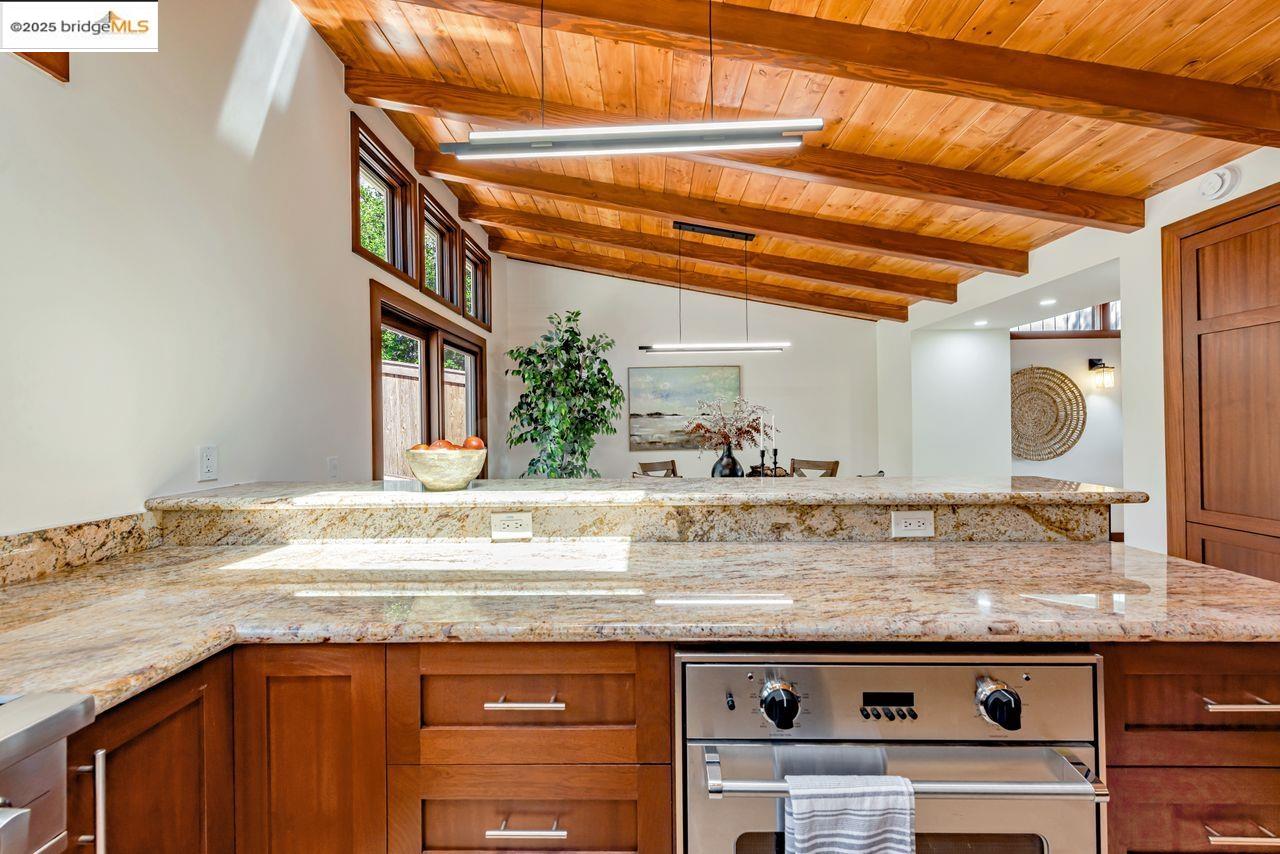 Detail Gallery Image 9 of 60 For 6815 Paso Robles Dr, Oakland,  CA 94611 - 3 Beds | 2 Baths