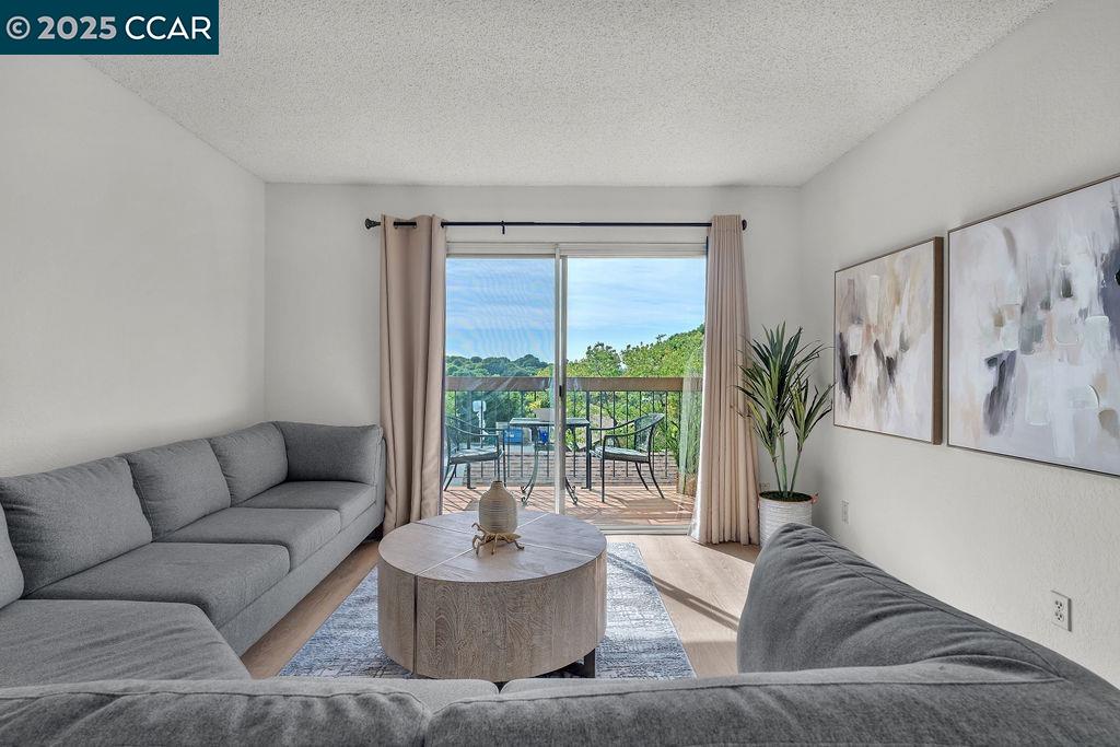 Detail Gallery Image 3 of 26 For 5317 Ridgeview Cir #8,  El Sobrante,  CA 94803 - 1 Beds | 1 Baths