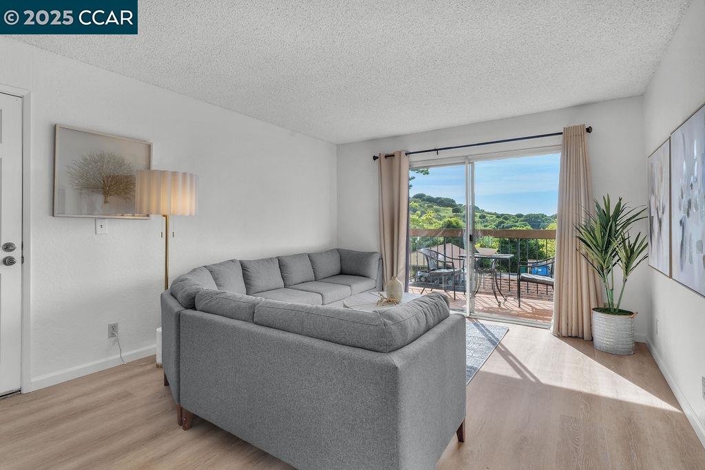 Detail Gallery Image 4 of 26 For 5317 Ridgeview Cir #8,  El Sobrante,  CA 94803 - 1 Beds | 1 Baths