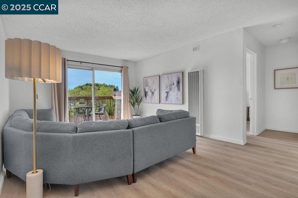 Detail Gallery Image 5 of 26 For 5317 Ridgeview Cir #8,  El Sobrante,  CA 94803 - 1 Beds | 1 Baths