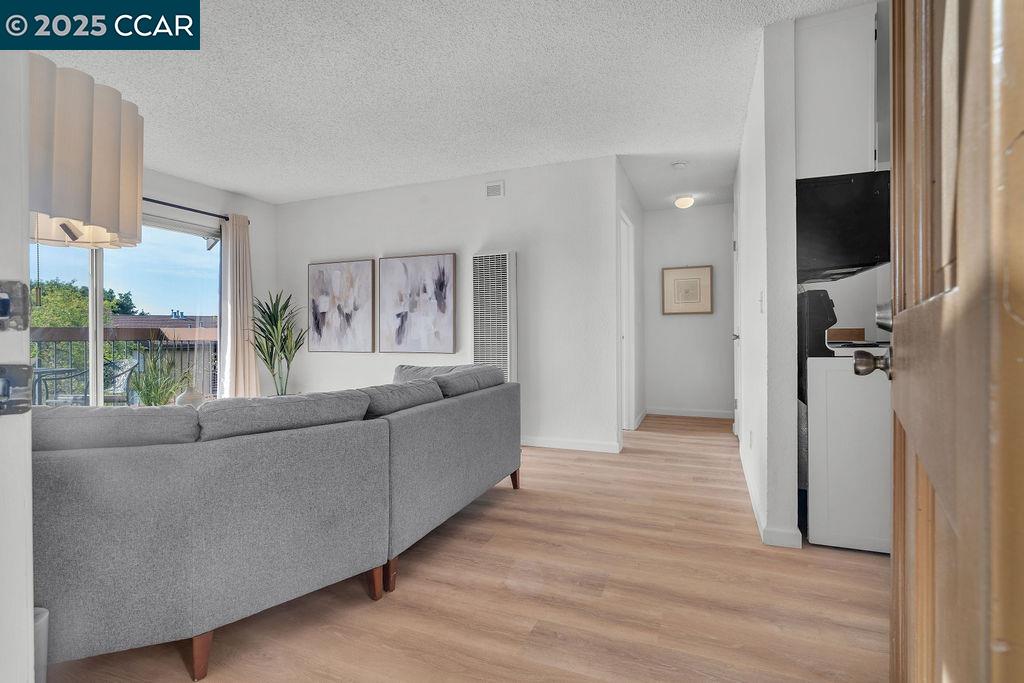Detail Gallery Image 8 of 26 For 5317 Ridgeview Cir #8,  El Sobrante,  CA 94803 - 1 Beds | 1 Baths