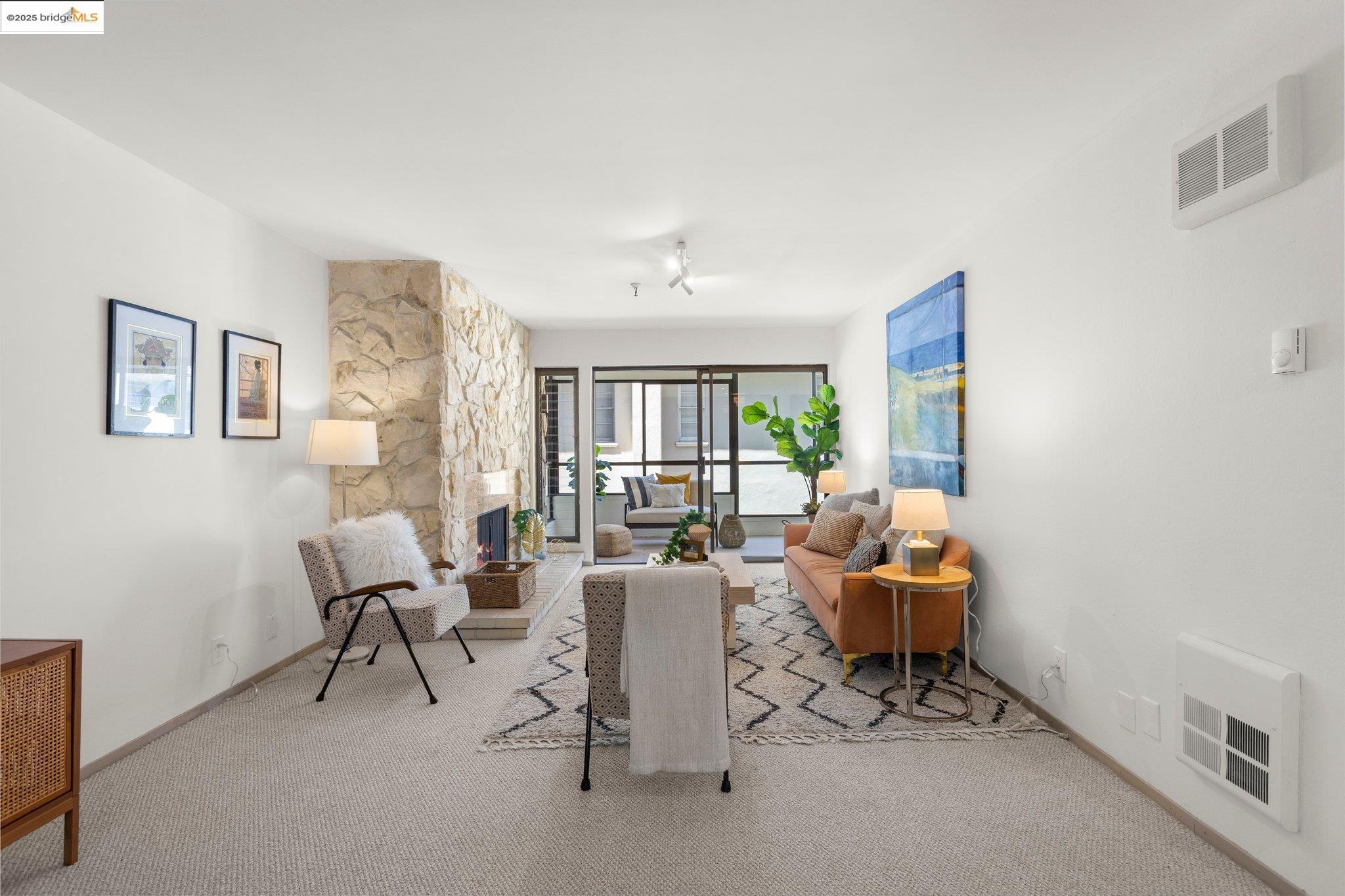 Detail Gallery Image 2 of 38 For 1830 Lakeshore Ave #306,  Oakland,  CA 94606 - 2 Beds | 2 Baths