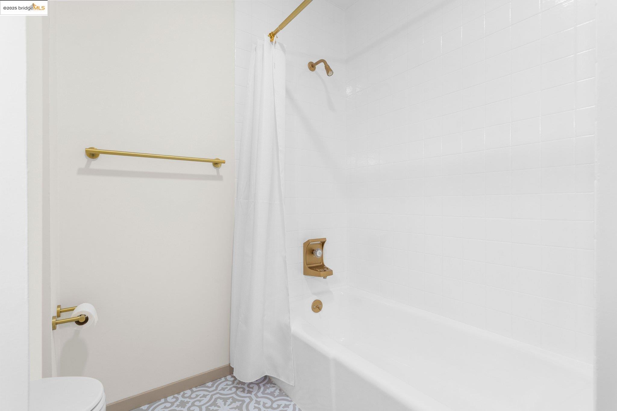 Detail Gallery Image 20 of 38 For 1830 Lakeshore Ave #306,  Oakland,  CA 94606 - 2 Beds | 2 Baths