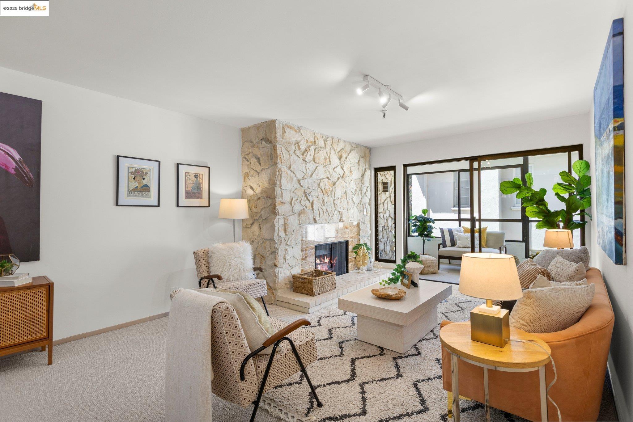 Detail Gallery Image 3 of 38 For 1830 Lakeshore Ave #306,  Oakland,  CA 94606 - 2 Beds | 2 Baths