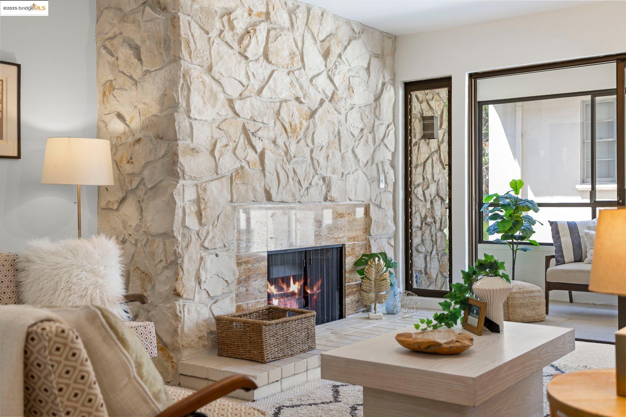 Detail Gallery Image 4 of 38 For 1830 Lakeshore Ave #306,  Oakland,  CA 94606 - 2 Beds | 2 Baths