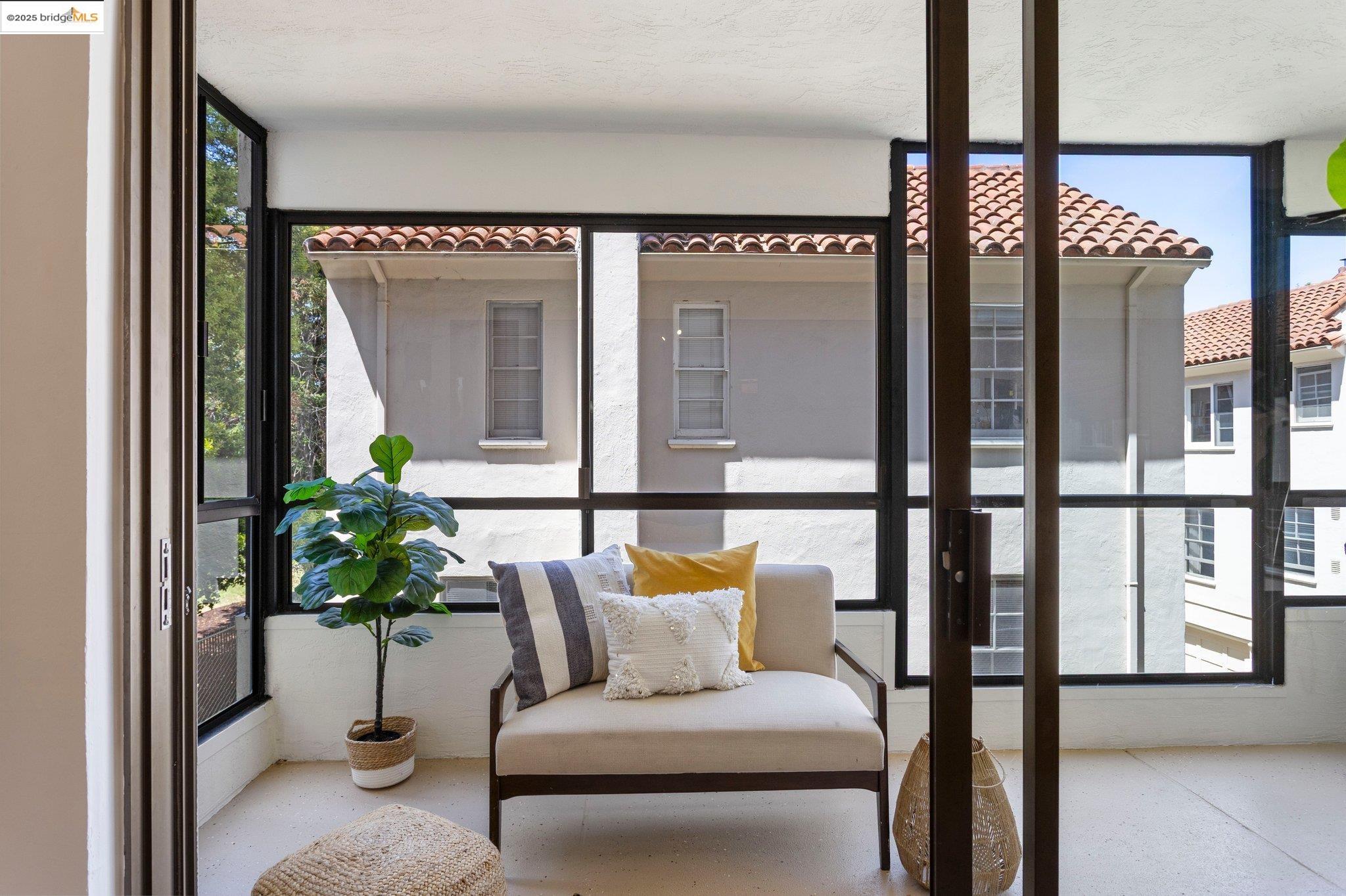 Detail Gallery Image 5 of 38 For 1830 Lakeshore Ave #306,  Oakland,  CA 94606 - 2 Beds | 2 Baths