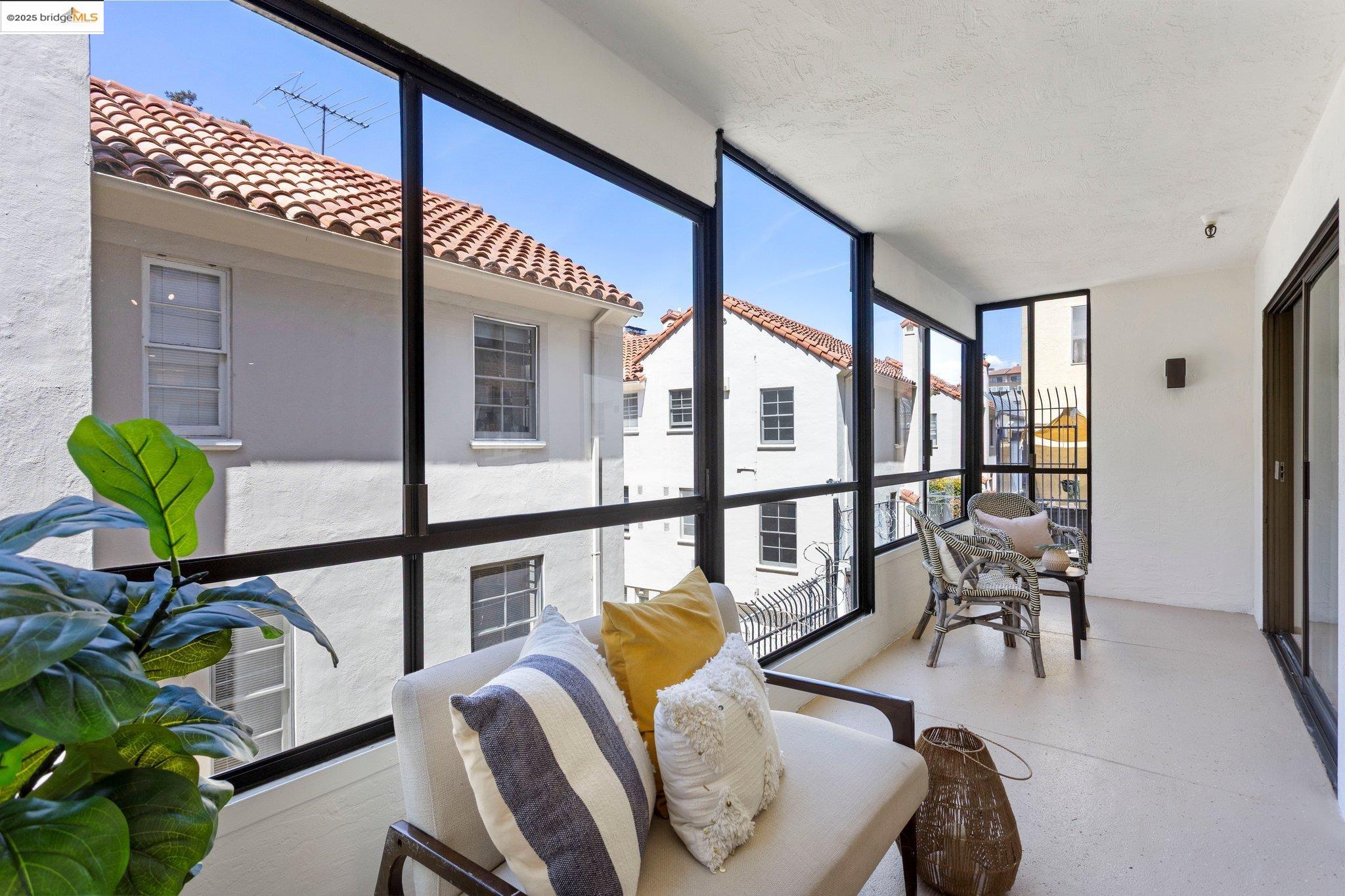 Detail Gallery Image 6 of 38 For 1830 Lakeshore Ave #306,  Oakland,  CA 94606 - 2 Beds | 2 Baths