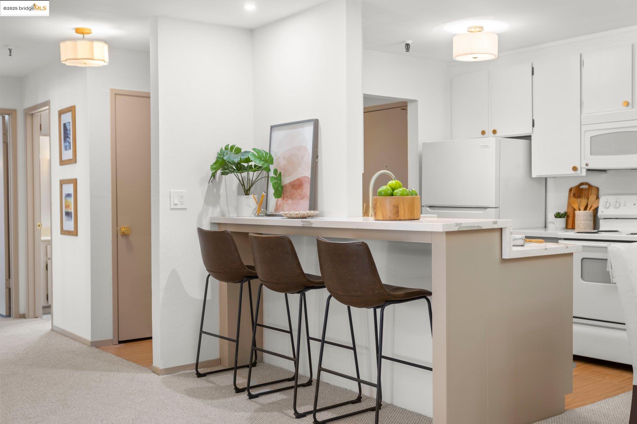 Detail Gallery Image 8 of 38 For 1830 Lakeshore Ave #306,  Oakland,  CA 94606 - 2 Beds | 2 Baths
