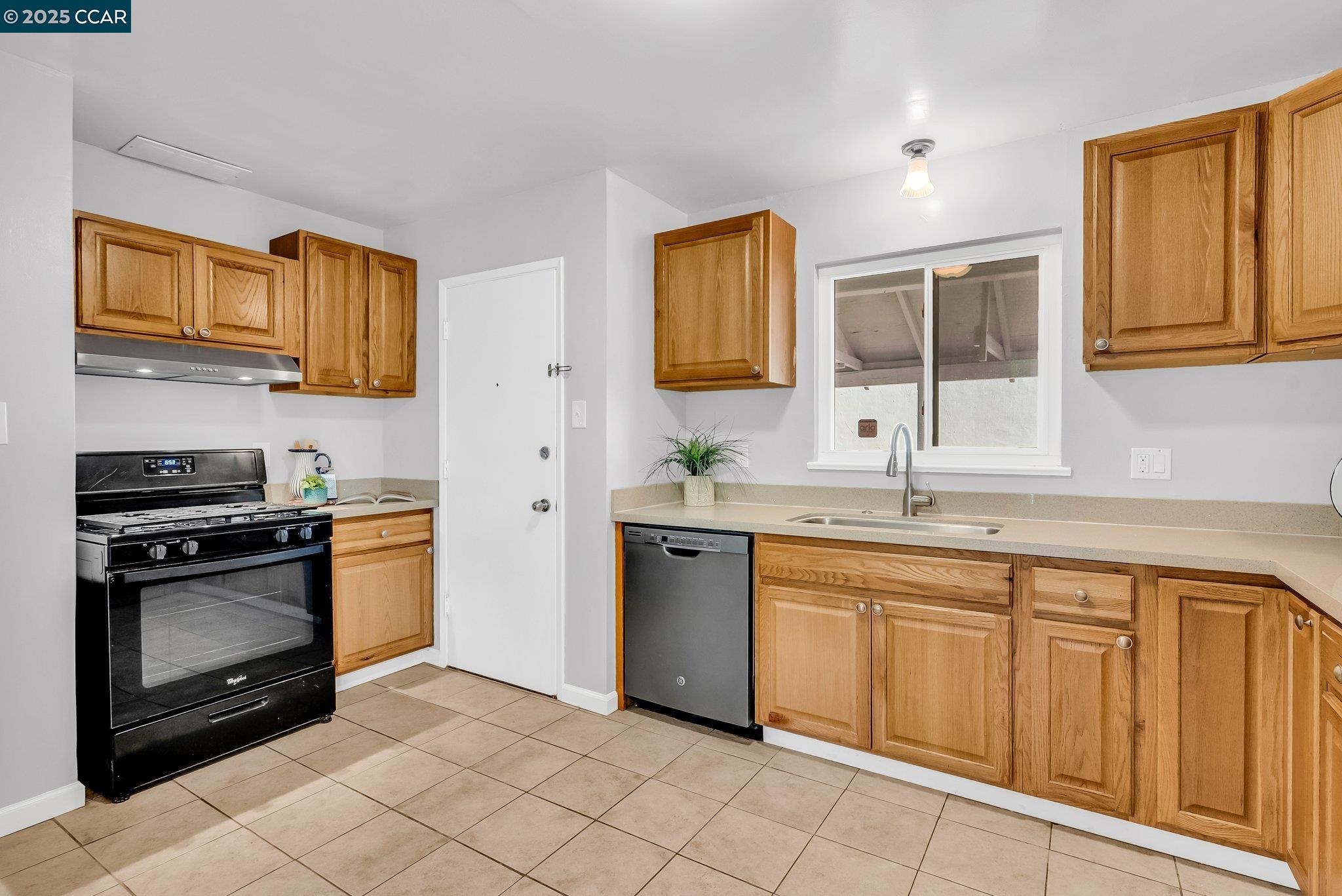Detail Gallery Image 23 of 56 For 932 Pierce St, Albany,  CA 94706 - – Beds | – Baths