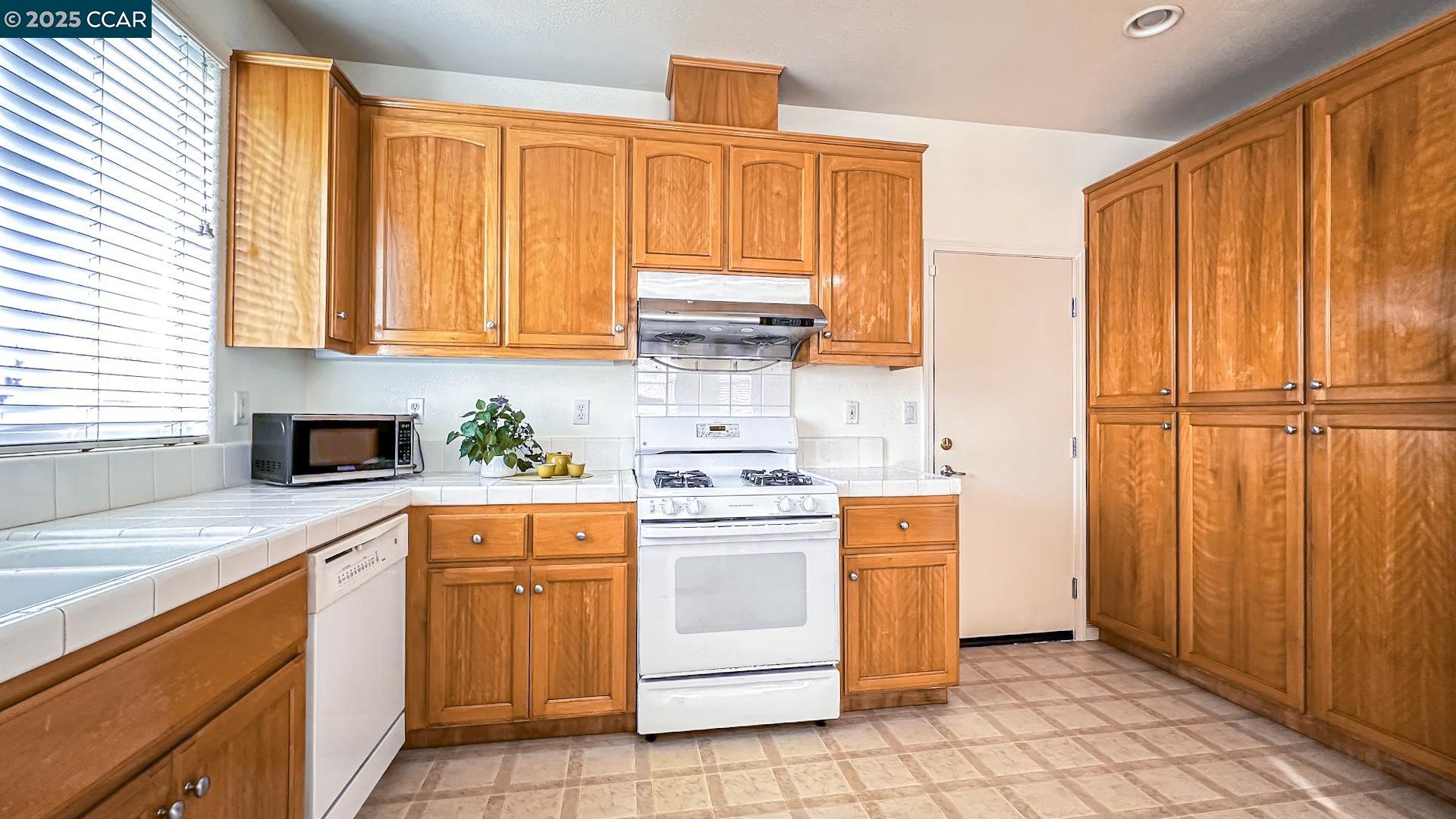 Detail Gallery Image 8 of 9 For 121 San Pedro St, San Pablo,  CA 94806 - 3 Beds | 2/1 Baths