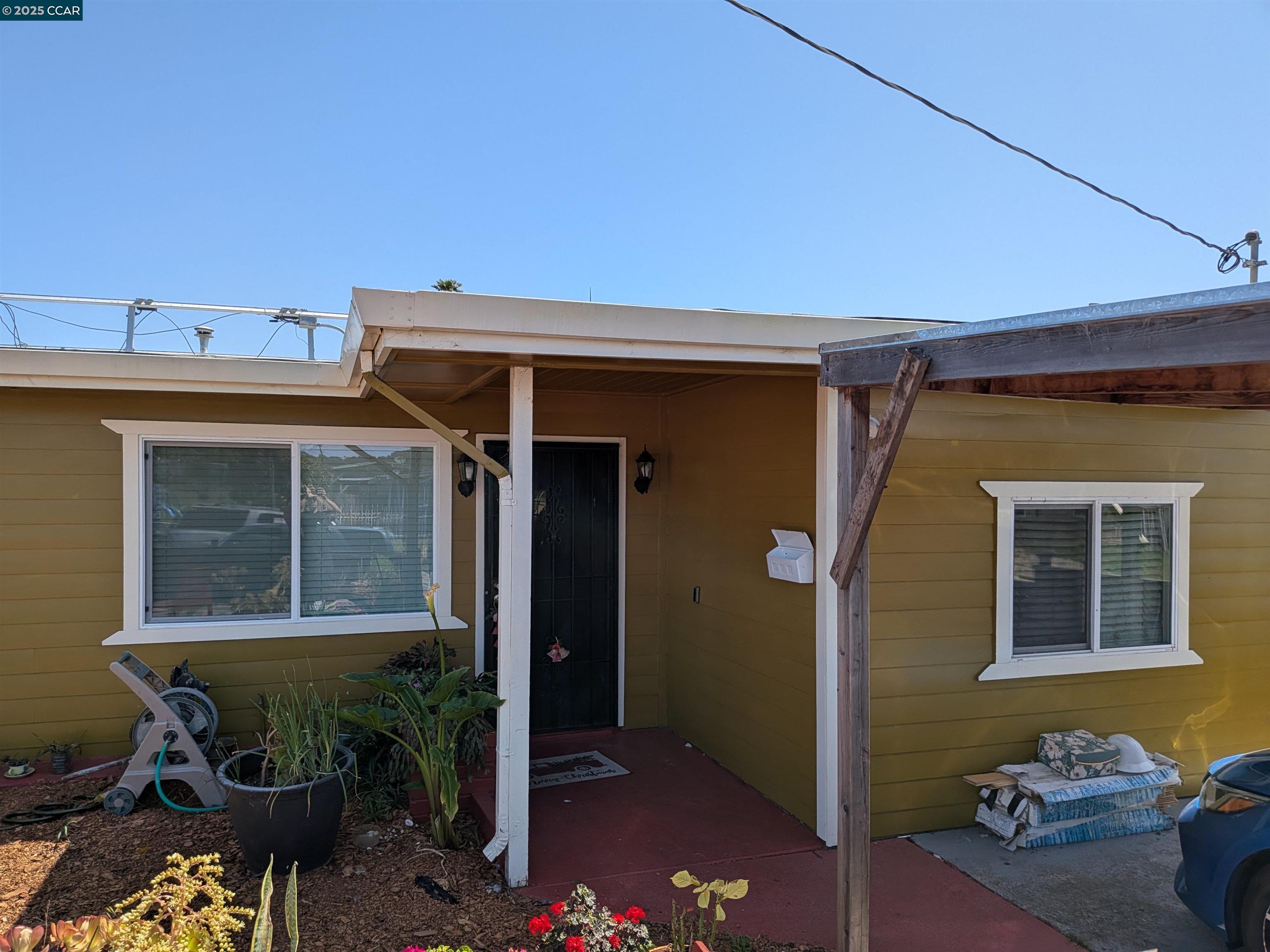 Detail Gallery Image 3 of 4 For 612 Thomas Dr, Richmond,  CA 94806 - 3 Beds | 1 Baths