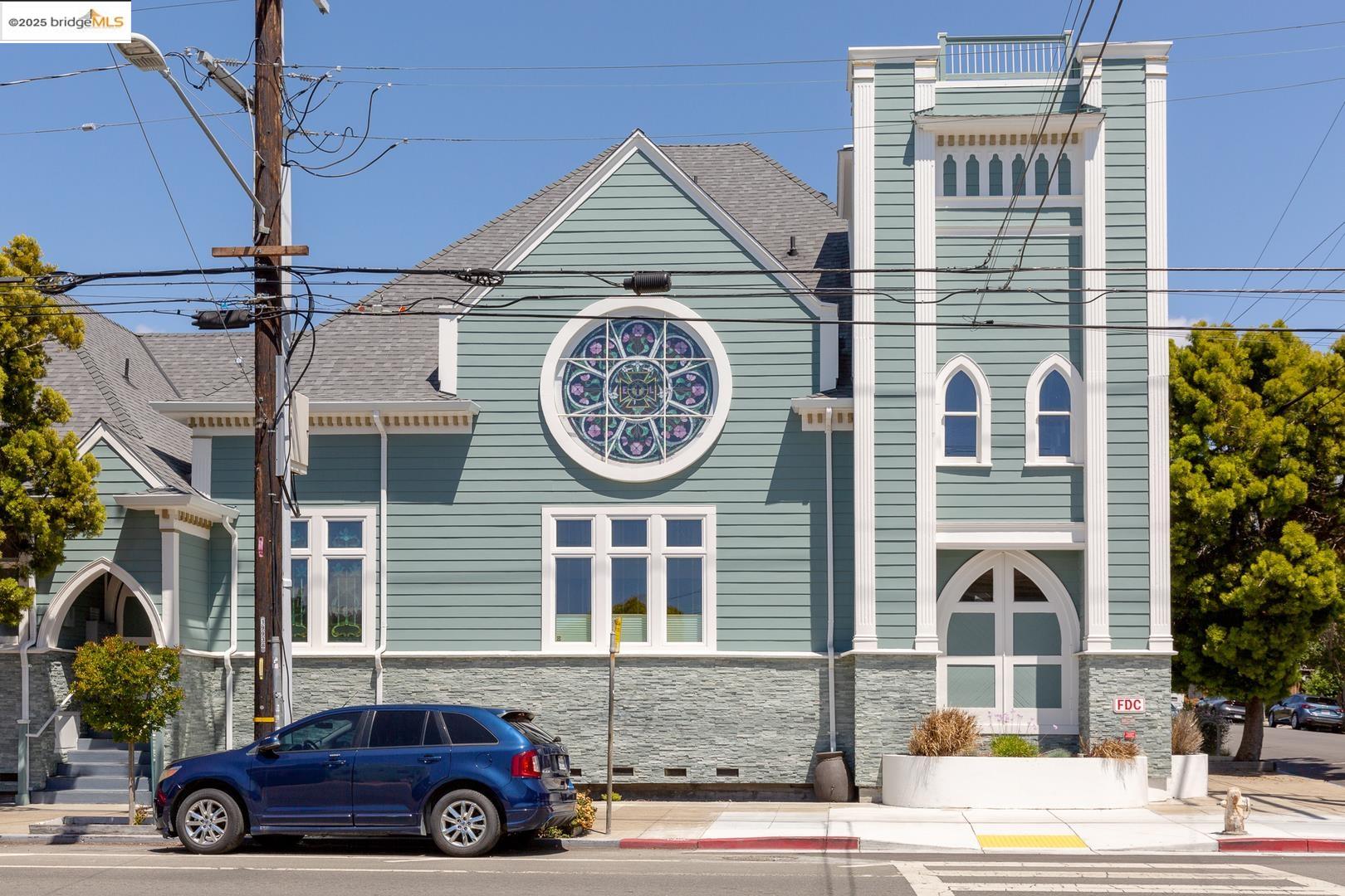 Detail Gallery Image 2 of 44 For 6300 Shattuck Ave #1,  Oakland,  CA 94609 - 3 Beds | 2 Baths