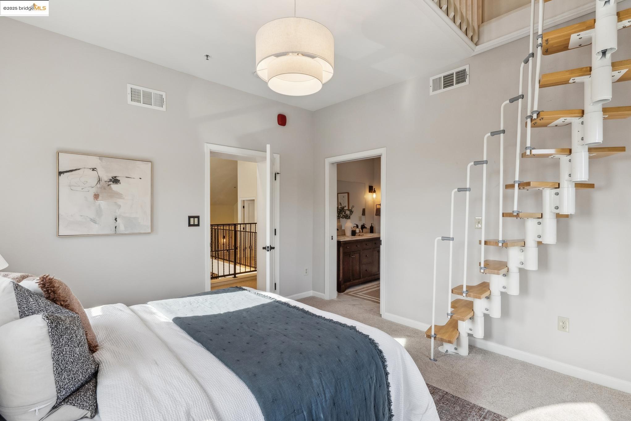 Detail Gallery Image 18 of 44 For 6300 Shattuck Ave #1,  Oakland,  CA 94609 - 3 Beds | 2 Baths