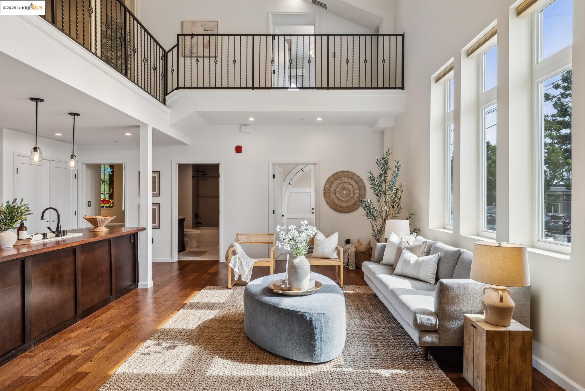 Detail Gallery Image 3 of 44 For 6300 Shattuck Ave #1,  Oakland,  CA 94609 - 3 Beds | 2 Baths
