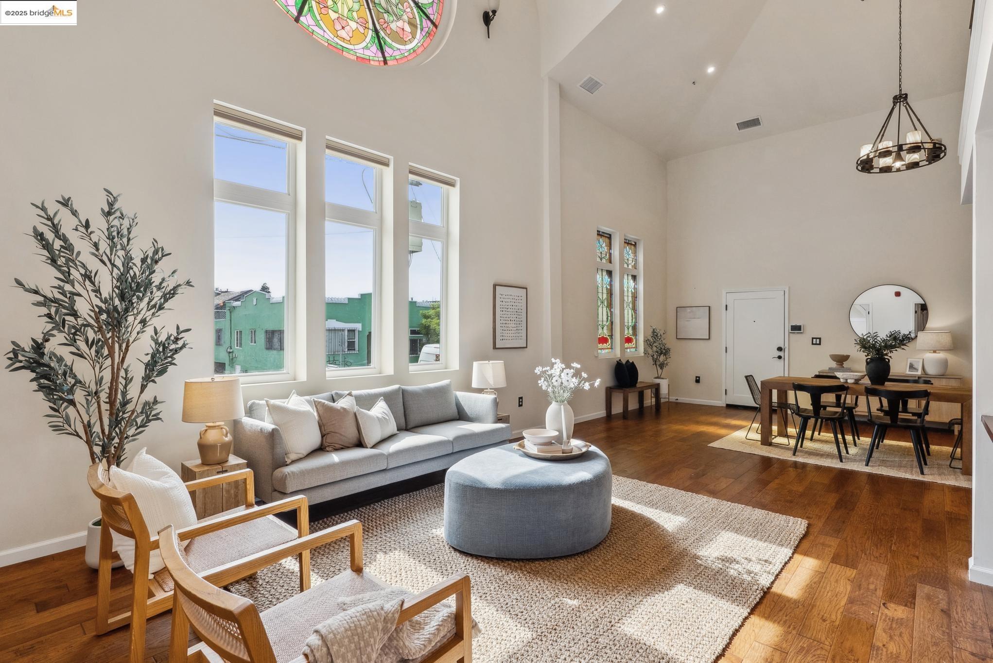 Detail Gallery Image 4 of 44 For 6300 Shattuck Ave #1,  Oakland,  CA 94609 - 3 Beds | 2 Baths