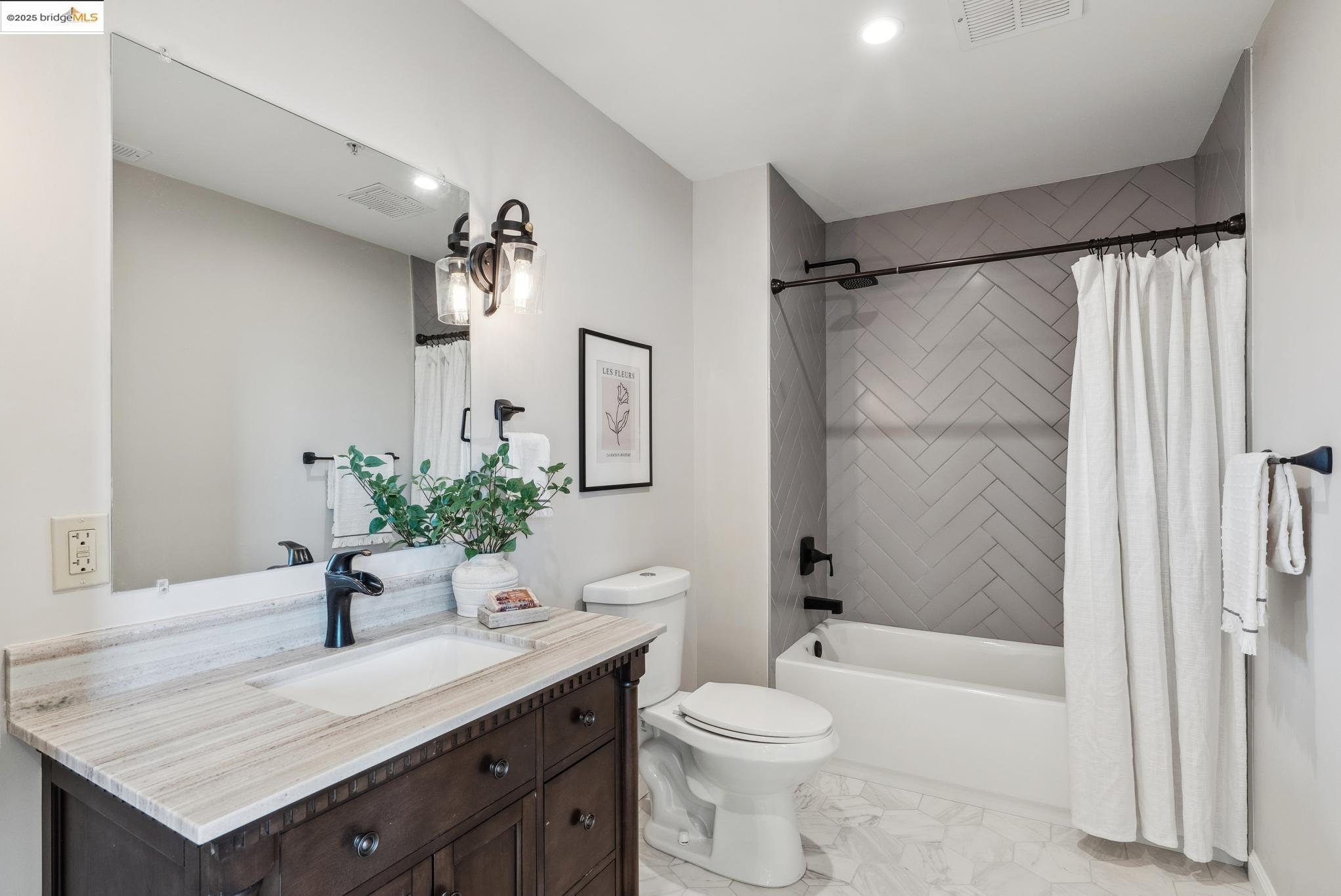 Detail Gallery Image 30 of 44 For 6300 Shattuck Ave #1,  Oakland,  CA 94609 - 3 Beds | 2 Baths