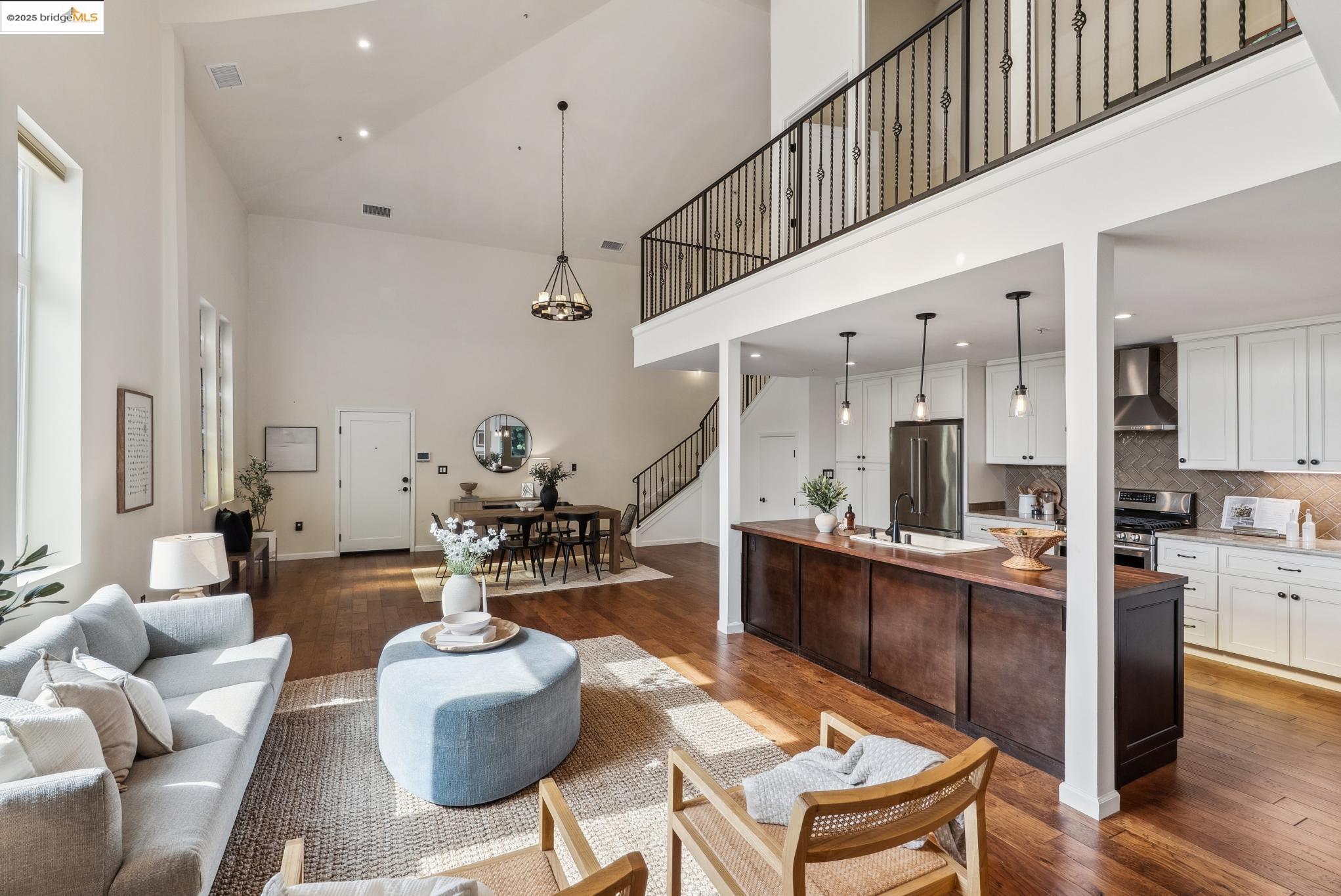 Detail Gallery Image 8 of 44 For 6300 Shattuck Ave #1,  Oakland,  CA 94609 - 3 Beds | 2 Baths