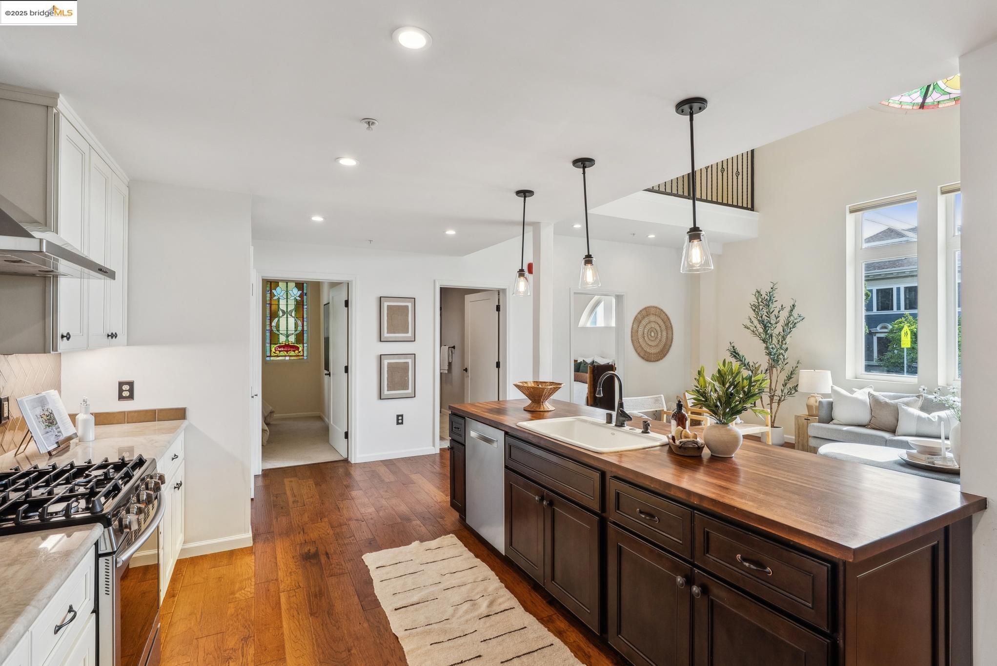 Detail Gallery Image 9 of 44 For 6300 Shattuck Ave #1,  Oakland,  CA 94609 - 3 Beds | 2 Baths