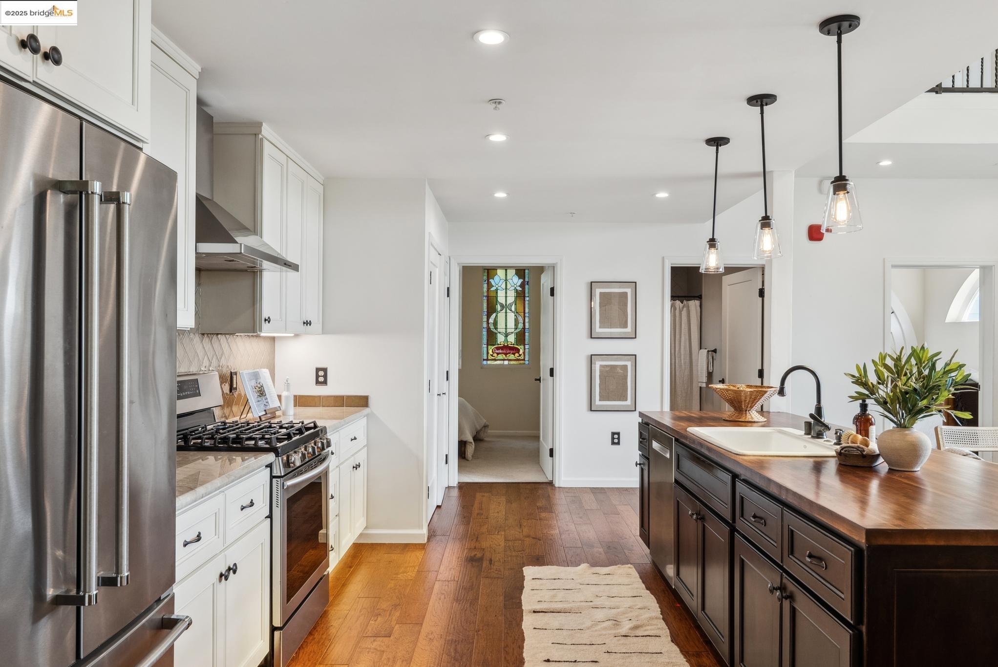Detail Gallery Image 10 of 44 For 6300 Shattuck Ave #1,  Oakland,  CA 94609 - 3 Beds | 2 Baths