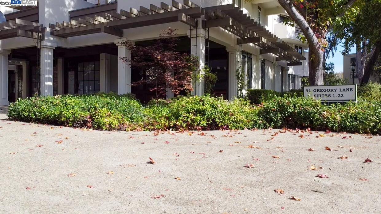 Detail Gallery Image 1 of 21 For 91 Gregory Ln #8, Pleasant Hill,  CA 94523 - – Beds | – Baths