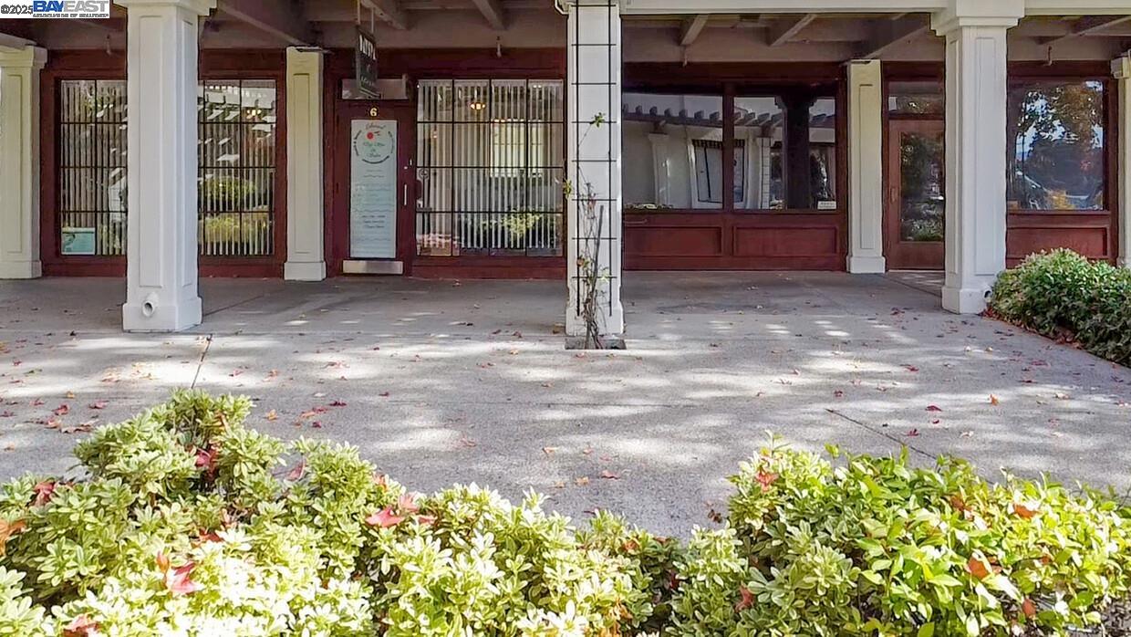 Detail Gallery Image 2 of 21 For 91 Gregory Ln #8, Pleasant Hill,  CA 94523 - – Beds | – Baths