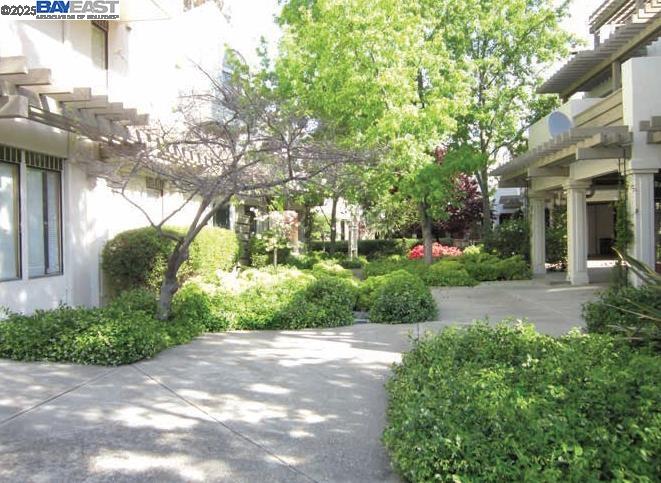 Detail Gallery Image 7 of 21 For 91 Gregory Ln #8, Pleasant Hill,  CA 94523 - – Beds | – Baths