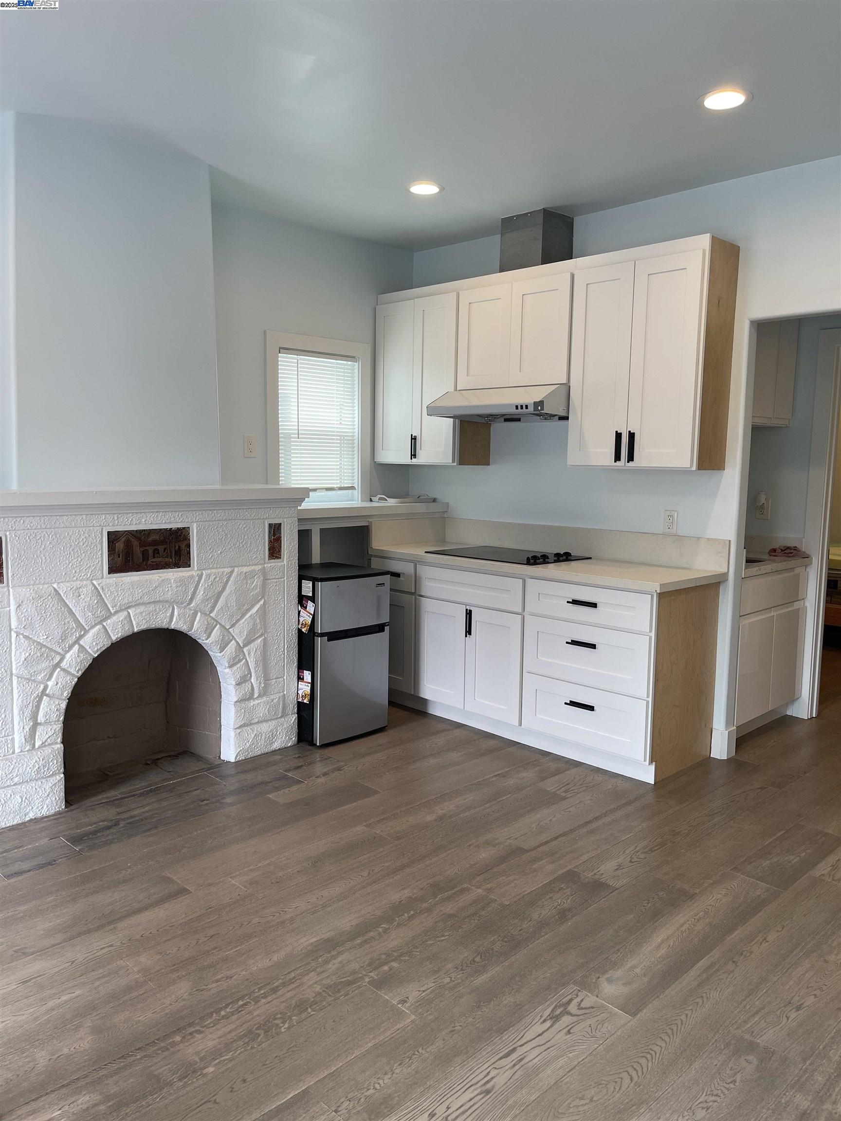 Detail Gallery Image 2 of 10 For Burnett St, Berkeley,  CA 94702 - 1 Beds | 1 Baths