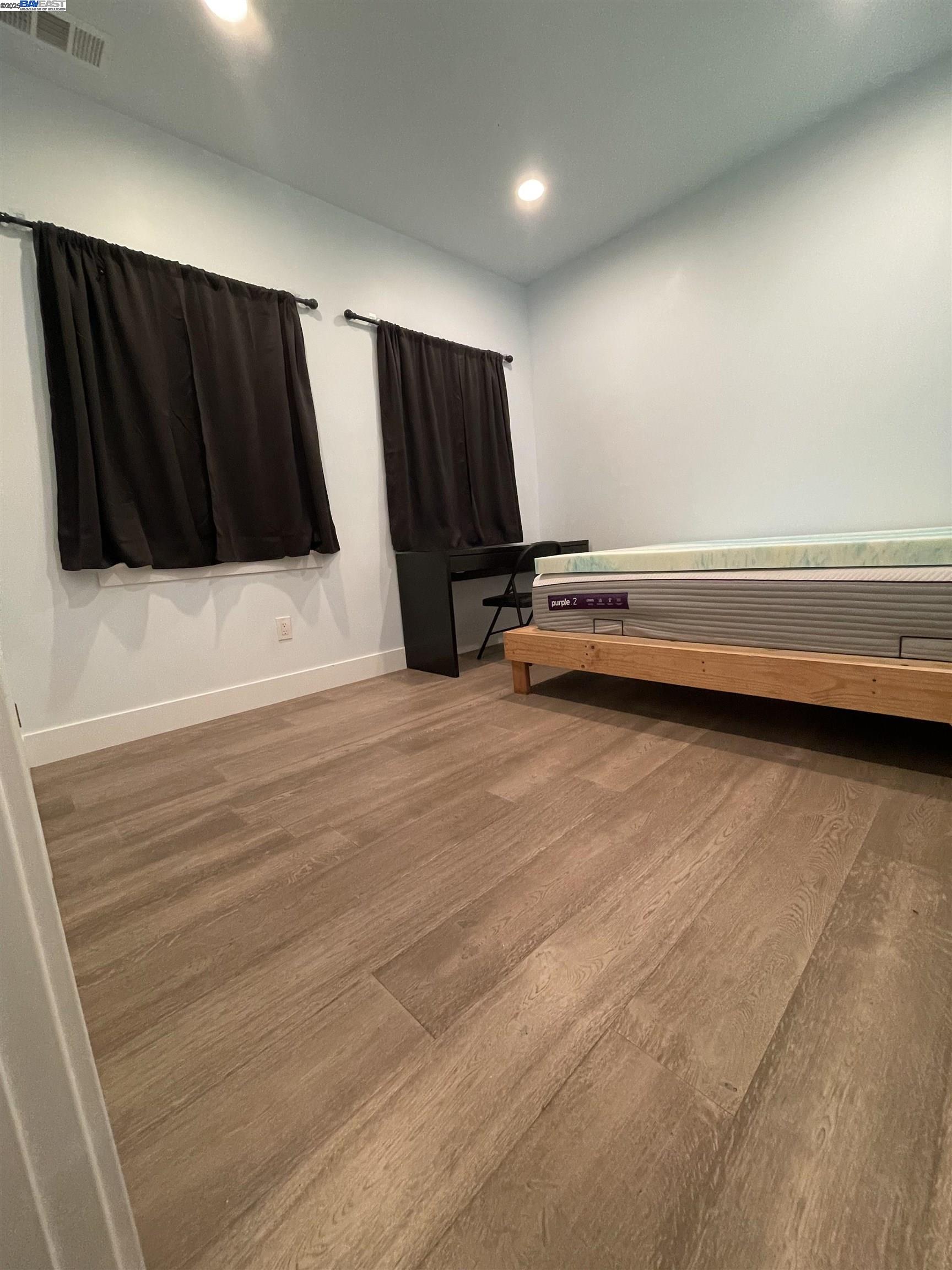 Detail Gallery Image 8 of 10 For Burnett St, Berkeley,  CA 94702 - 1 Beds | 1 Baths