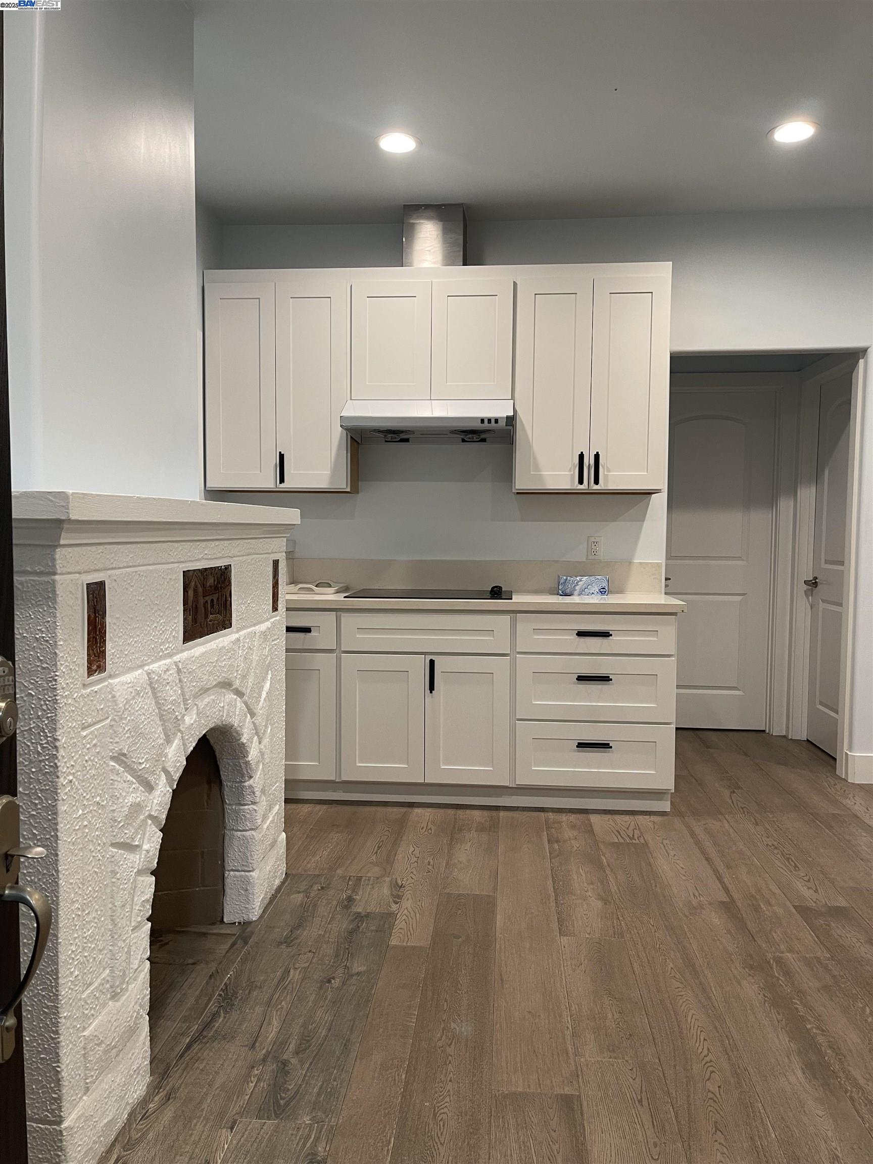 Detail Gallery Image 9 of 10 For Burnett St, Berkeley,  CA 94702 - 1 Beds | 1 Baths