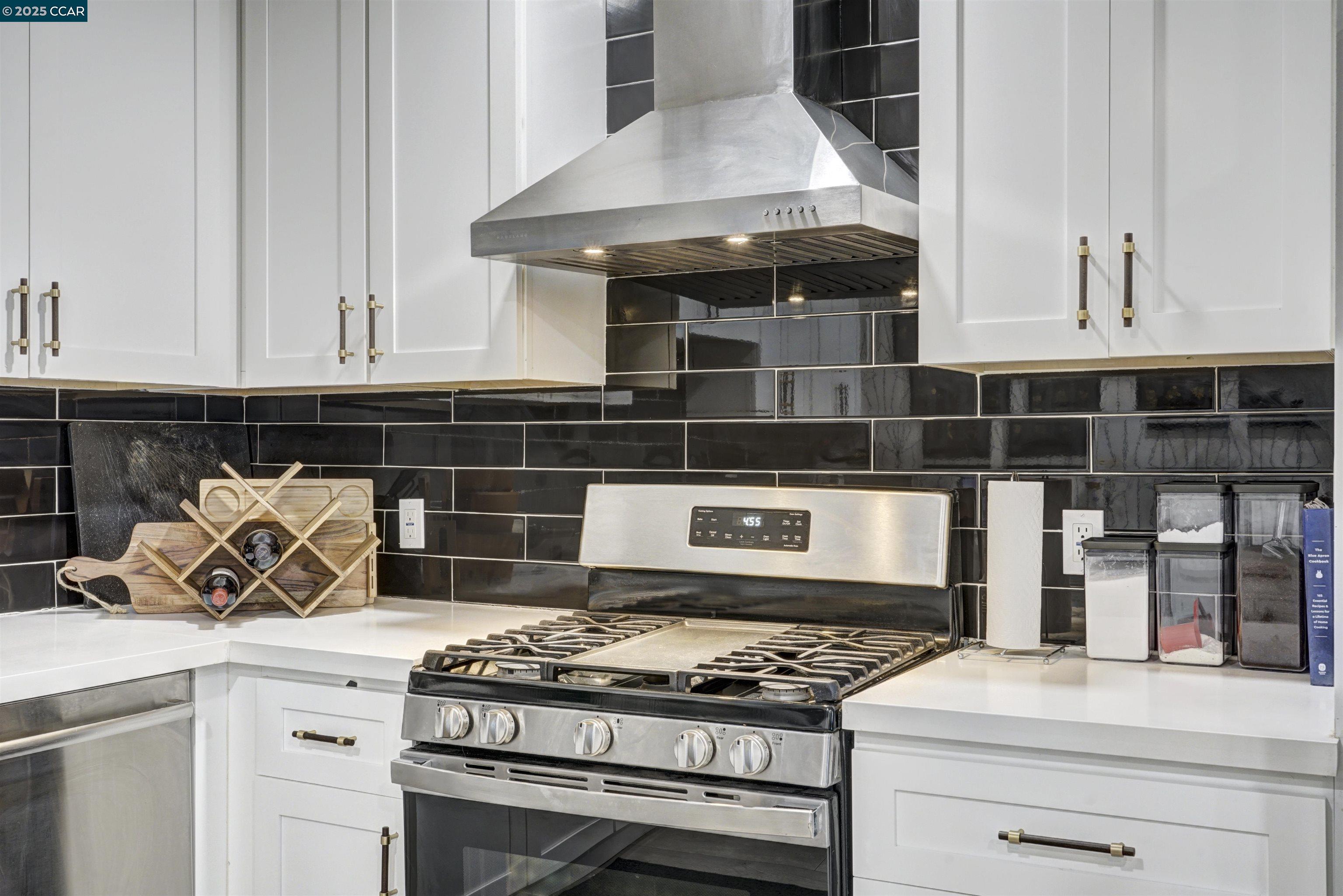 Detail Gallery Image 2 of 36 For 1324 104th Ave, Oakland,  CA 94603 - 2 Beds | 2 Baths