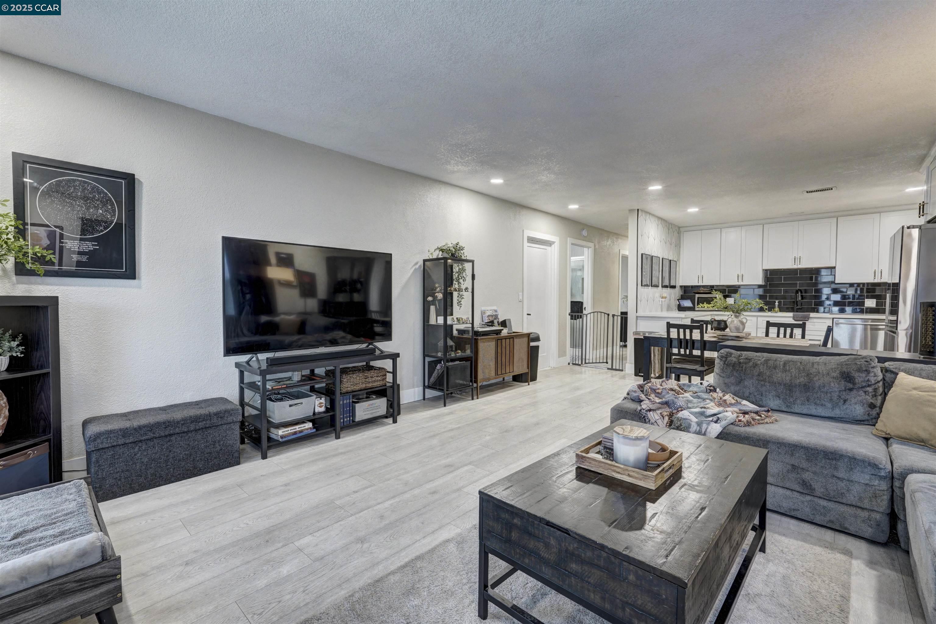 Detail Gallery Image 10 of 36 For 1324 104th Ave, Oakland,  CA 94603 - 2 Beds | 2 Baths