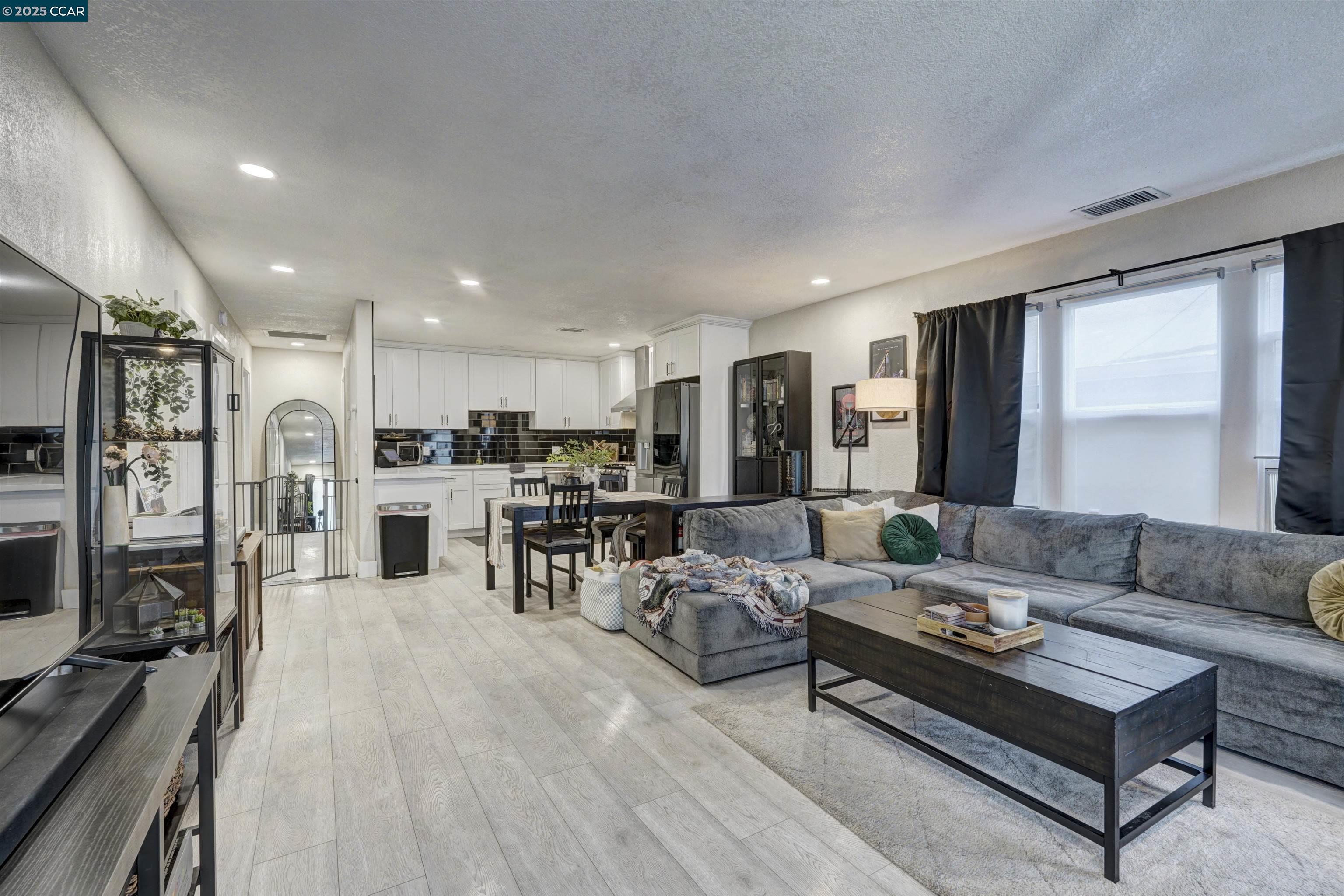 Detail Gallery Image 11 of 36 For 1324 104th Ave, Oakland,  CA 94603 - 2 Beds | 2 Baths