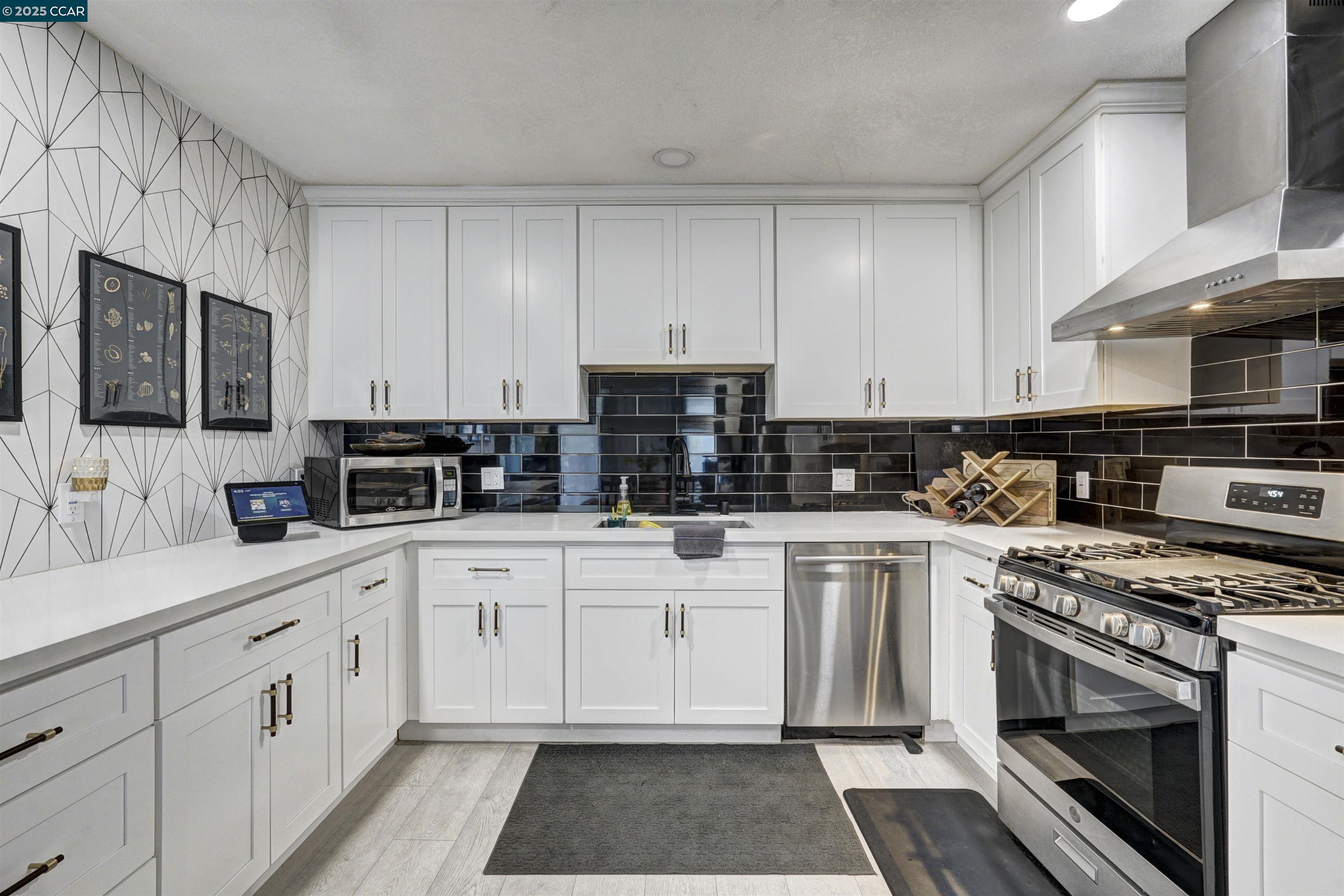 Detail Gallery Image 3 of 36 For 1324 104th Ave, Oakland,  CA 94603 - 2 Beds | 2 Baths