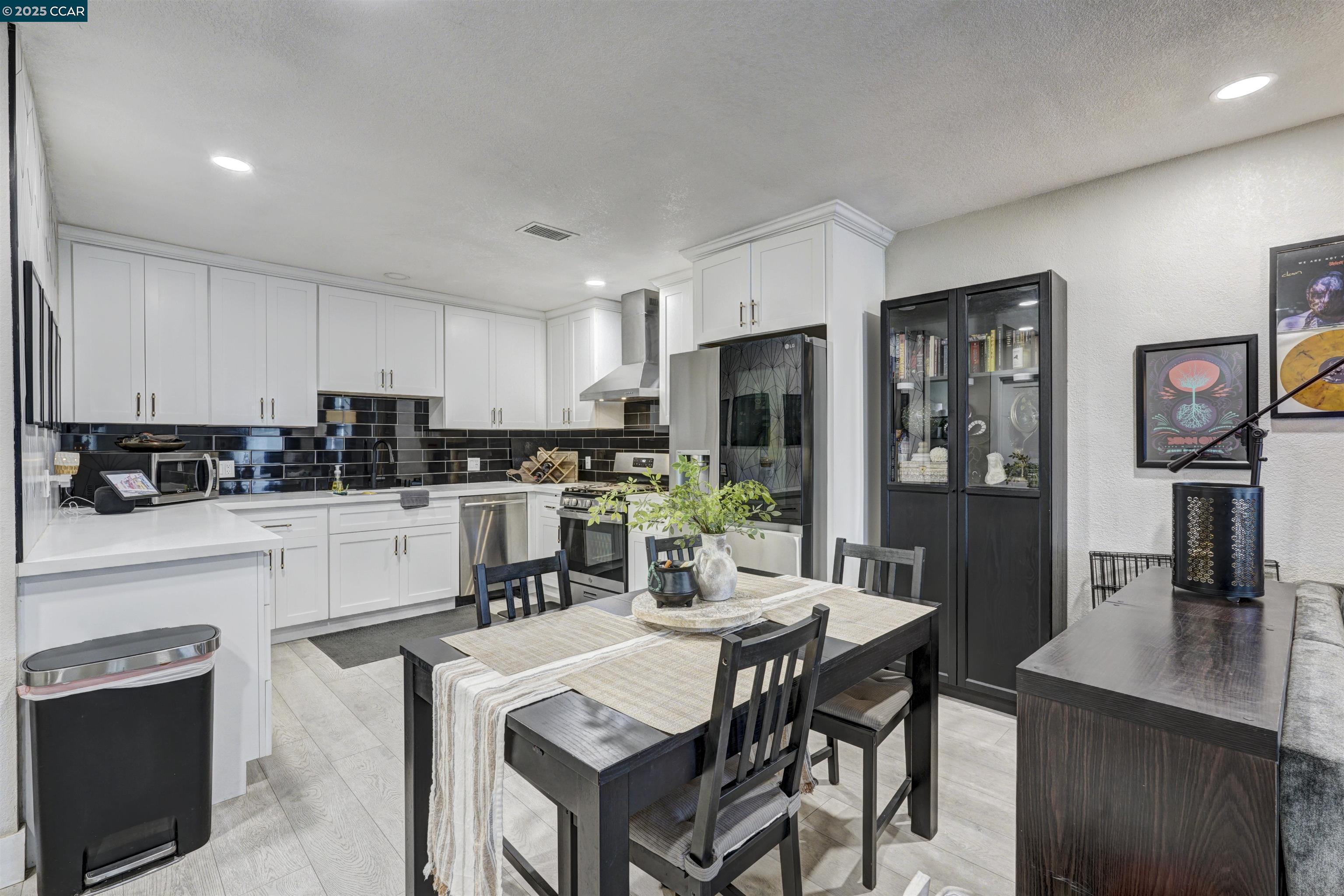 Detail Gallery Image 14 of 36 For 1324 104th Ave, Oakland,  CA 94603 - 2 Beds | 2 Baths