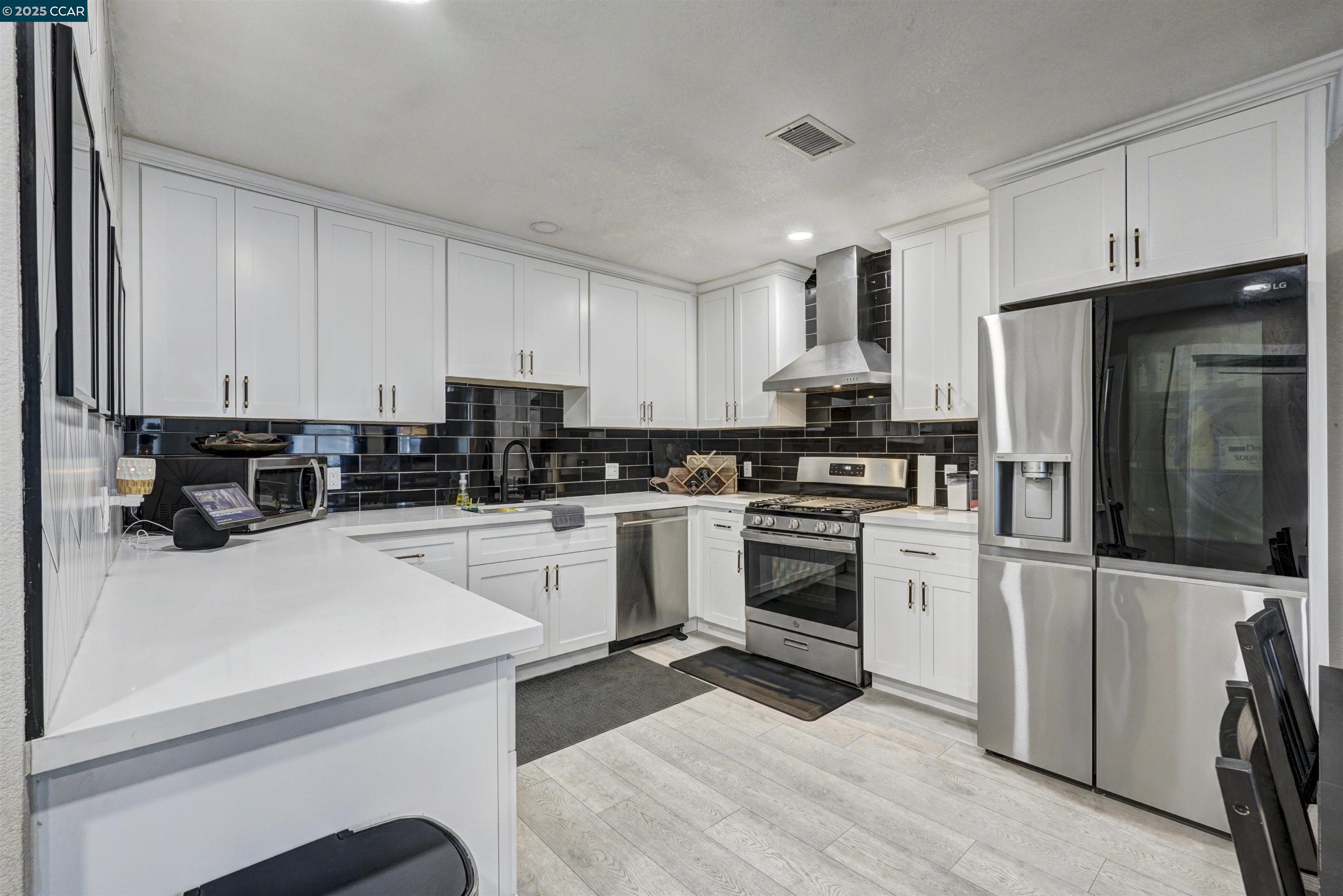 Detail Gallery Image 16 of 36 For 1324 104th Ave, Oakland,  CA 94603 - 2 Beds | 2 Baths