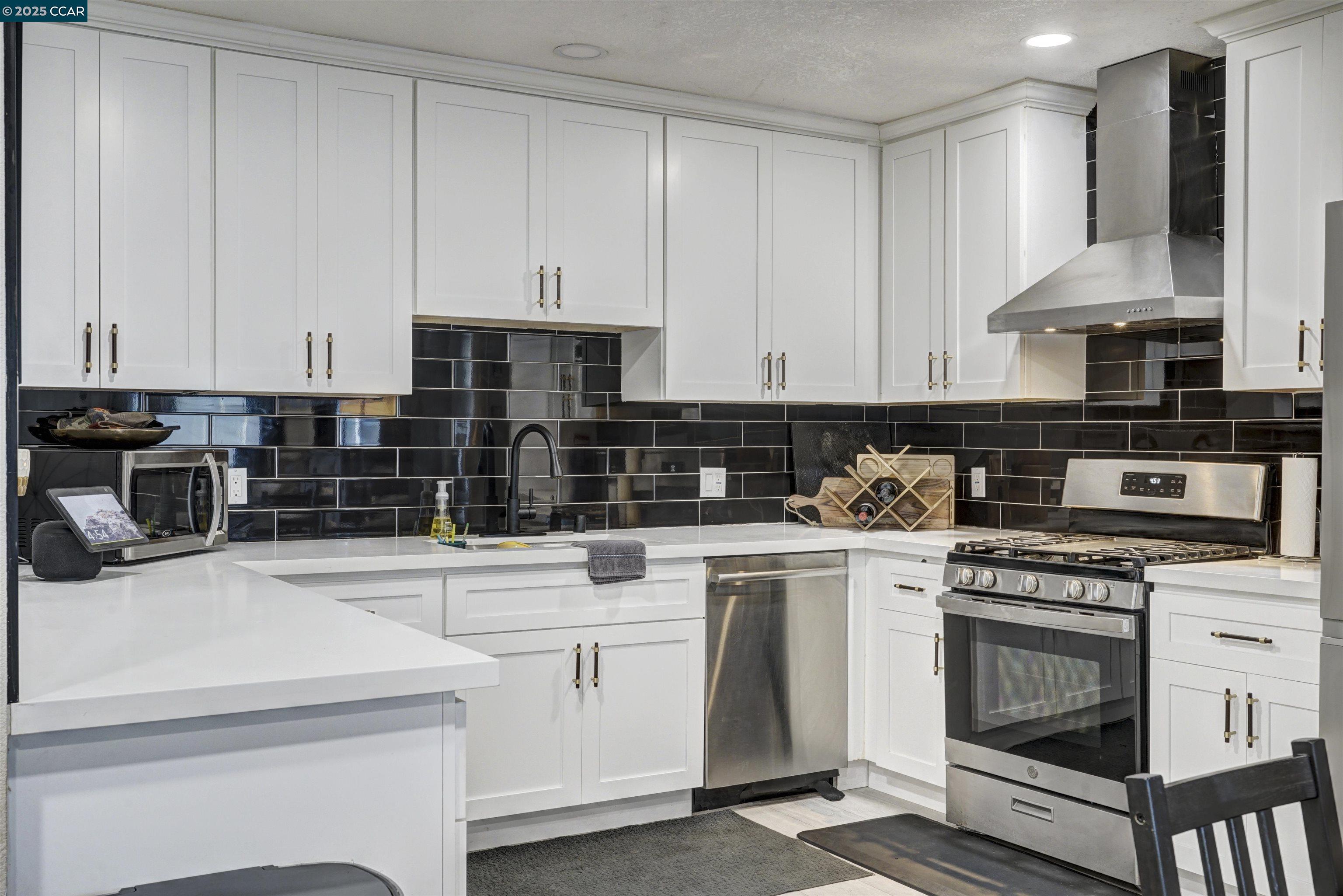 Detail Gallery Image 17 of 36 For 1324 104th Ave, Oakland,  CA 94603 - 2 Beds | 2 Baths