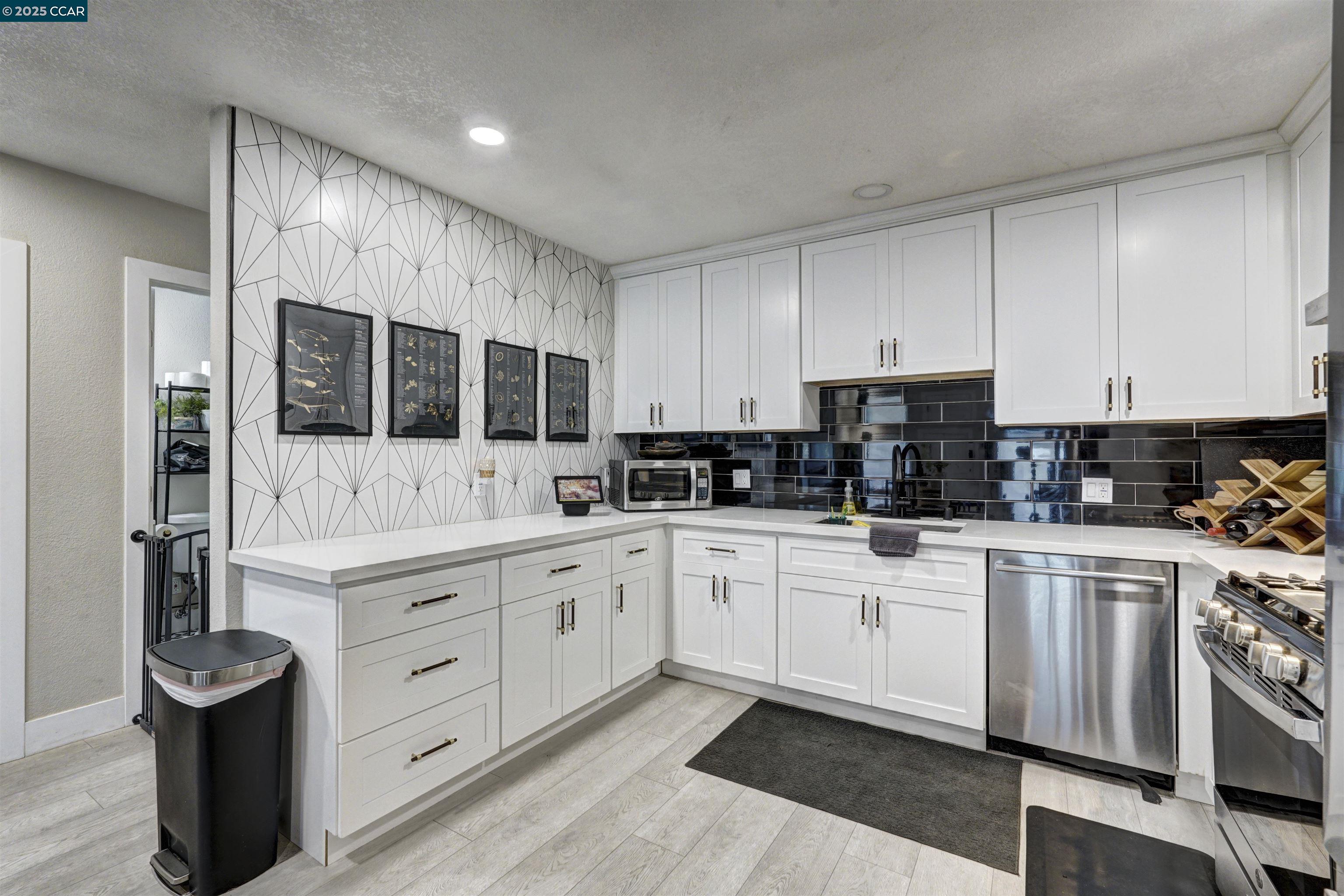 Detail Gallery Image 18 of 36 For 1324 104th Ave, Oakland,  CA 94603 - 2 Beds | 2 Baths