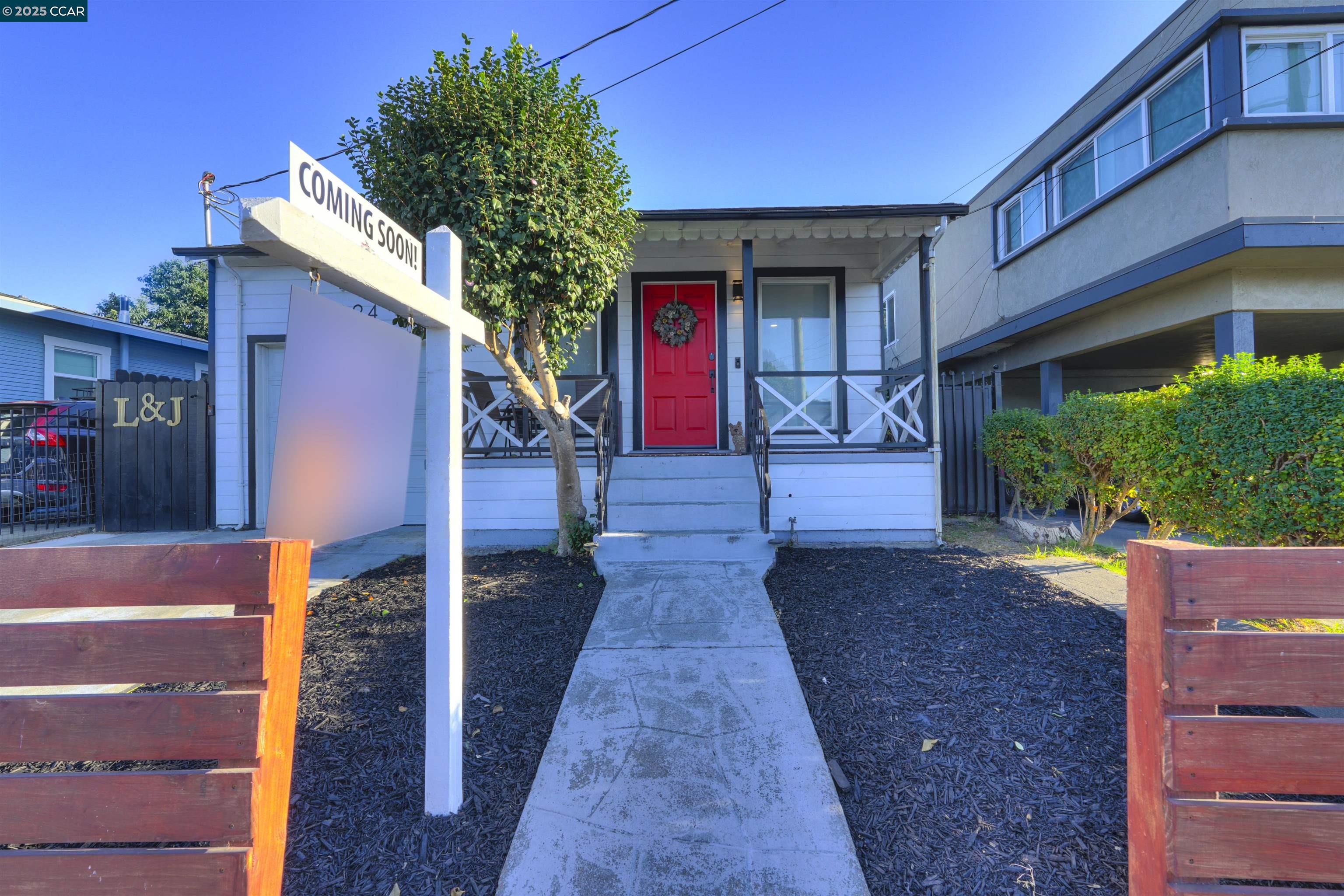 Detail Gallery Image 4 of 36 For 1324 104th Ave, Oakland,  CA 94603 - 2 Beds | 2 Baths
