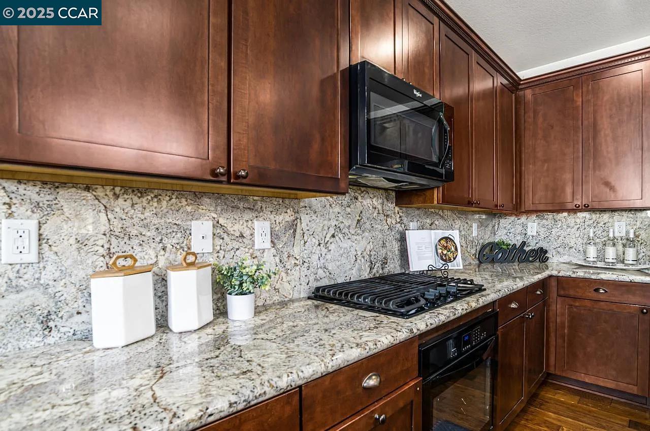 Detail Gallery Image 10 of 46 For 988 Flurry, Livermore,  CA 94550 - 4 Beds | 3 Baths