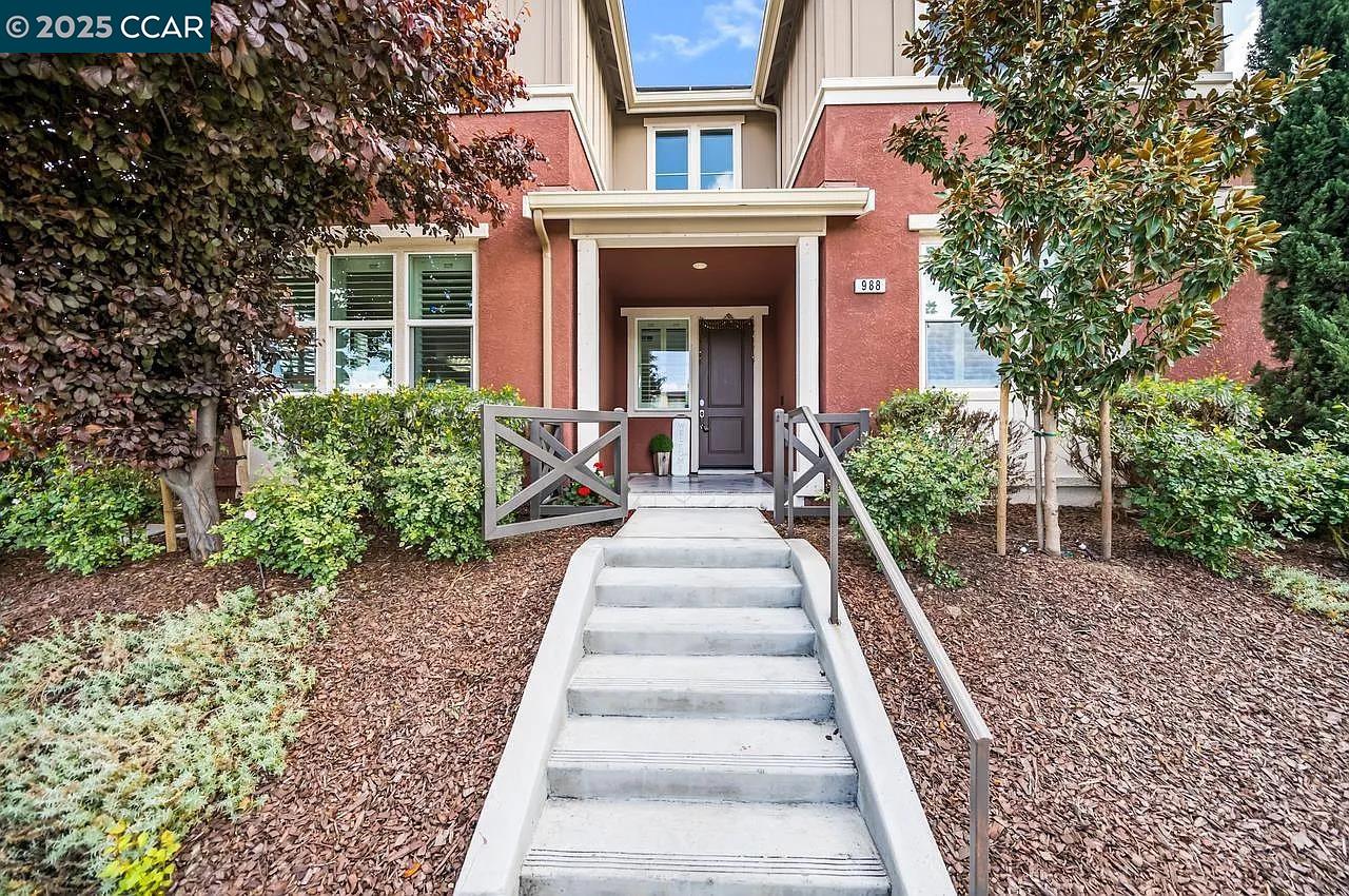 Detail Gallery Image 4 of 46 For 988 Flurry, Livermore,  CA 94550 - 4 Beds | 3 Baths