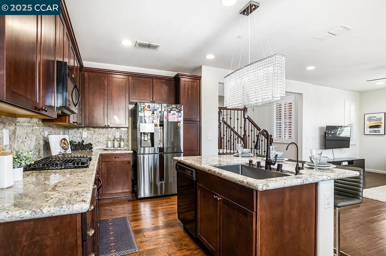 Detail Gallery Image 8 of 46 For 988 Flurry, Livermore,  CA 94550 - 4 Beds | 3 Baths
