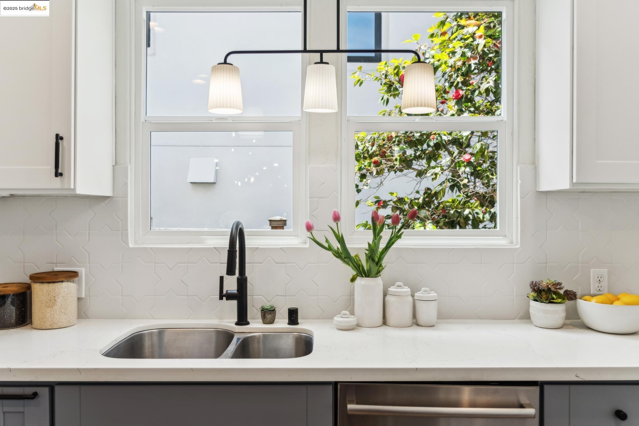 Detail Gallery Image 14 of 42 For 3610 Calafia Ave, Oakland,  CA 94605 - 3 Beds | 2 Baths