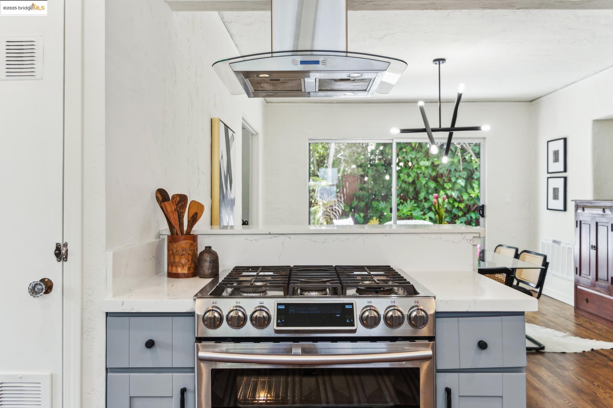 Detail Gallery Image 16 of 42 For 3610 Calafia Ave, Oakland,  CA 94605 - 3 Beds | 2 Baths