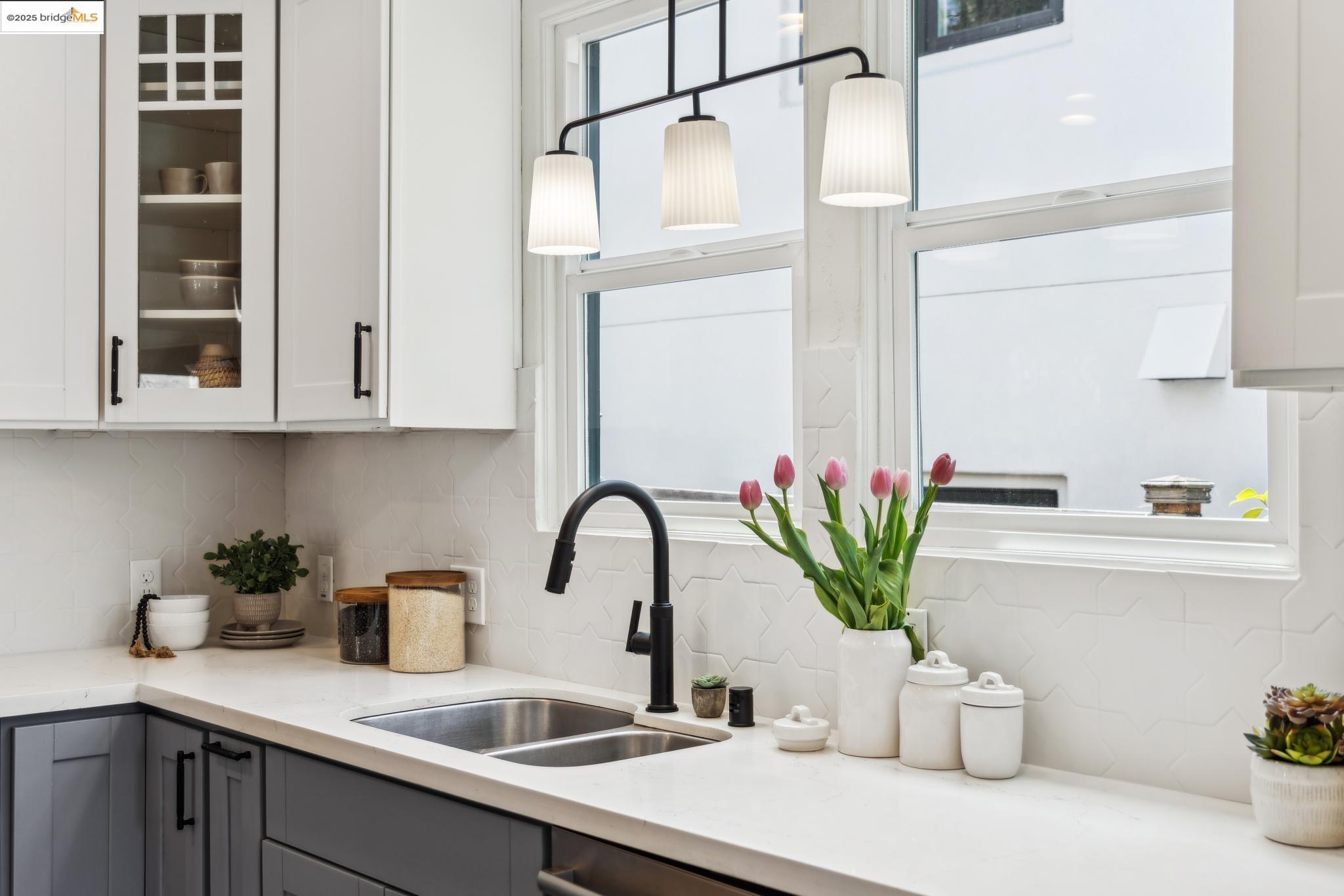 Detail Gallery Image 18 of 42 For 3610 Calafia Ave, Oakland,  CA 94605 - 3 Beds | 2 Baths