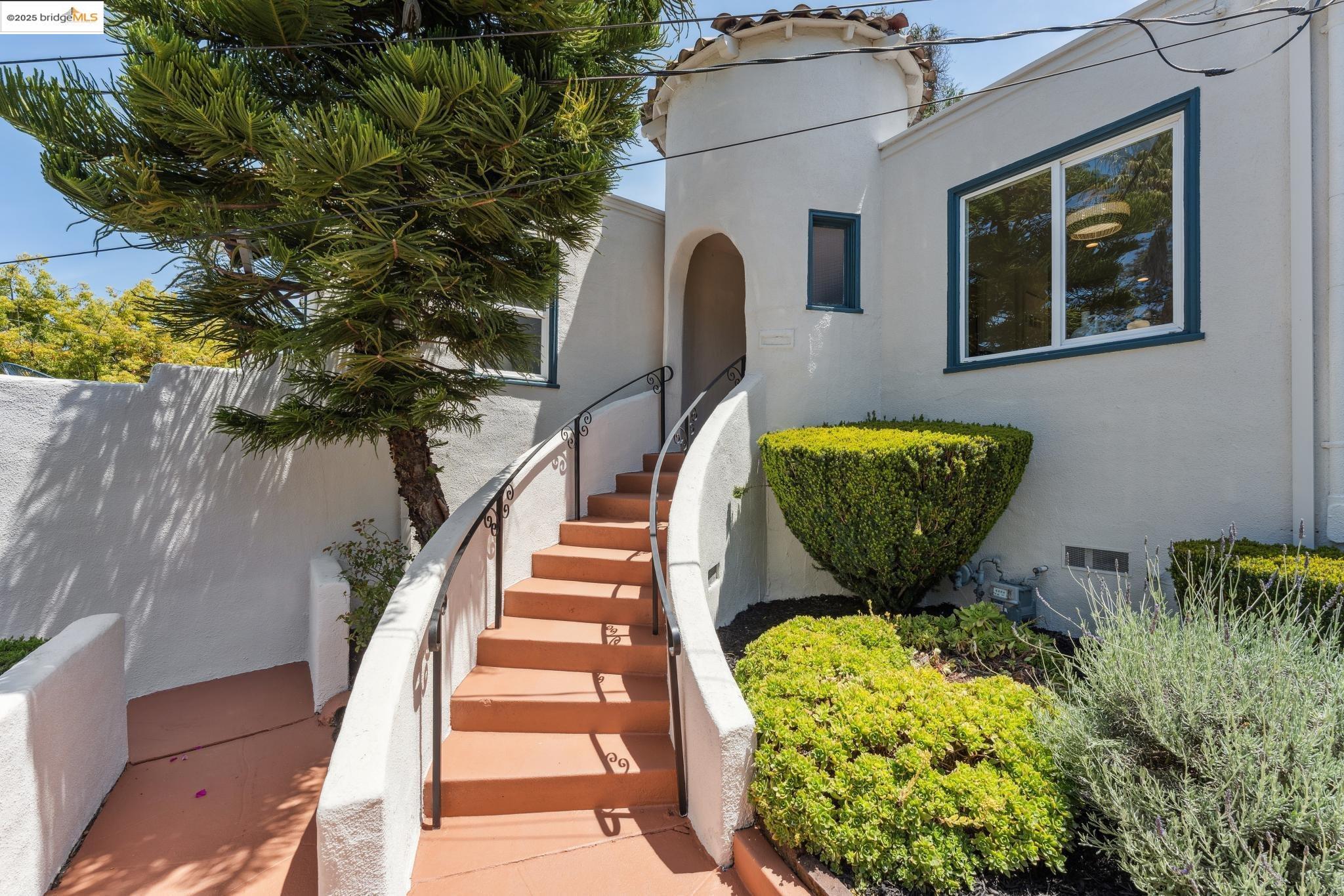 Detail Gallery Image 3 of 42 For 3610 Calafia Ave, Oakland,  CA 94605 - 3 Beds | 2 Baths